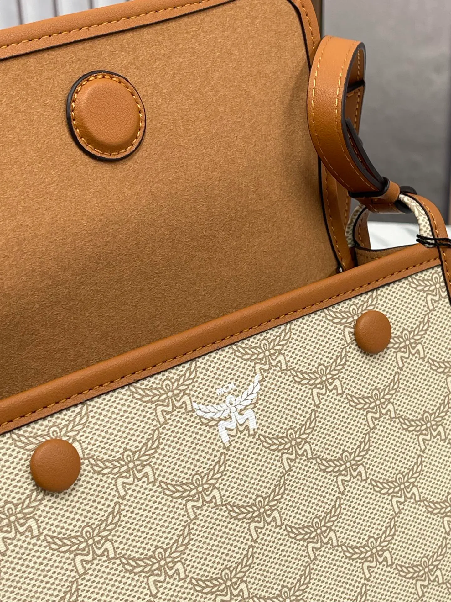 Batch 420💰🌺MCM counter new crossbody bag model 706🔥This crossbody bag is decorated with the classic Lauretos pattern that symbolizes victory. Its modular nature makes it versatile. The bag also comes with a removable flap clutch that attaches to the crossbody bag with a magnetic snap. · Adjustable leather shoulder strap from 100 to 126 cm · Magnetic snap fastening · Removable classic pattern clutch with internal card slot Visetos classic pattern · Gold-tone brass hardware Size 22 · 14 · 6.5