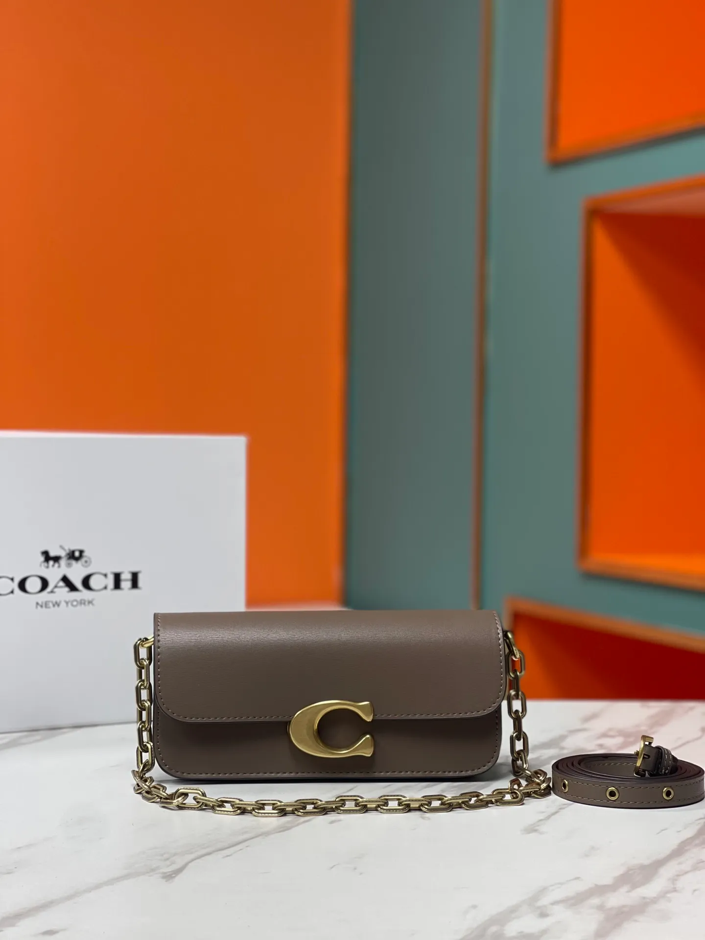 Top original order p500💰💃Coach’s latest crossbody bag💐The shoulder strap design has a full score of 100 and the leather detachable shoulder strap is also equipped with a retro old chain + leather shoulder strap. The big brand logoC is particularly obvious on the accordion-style sides. The inner material is Napa sheepskin. The texture is very good! #coachNew #Chain Bag Model CP362. Size 24X10X7