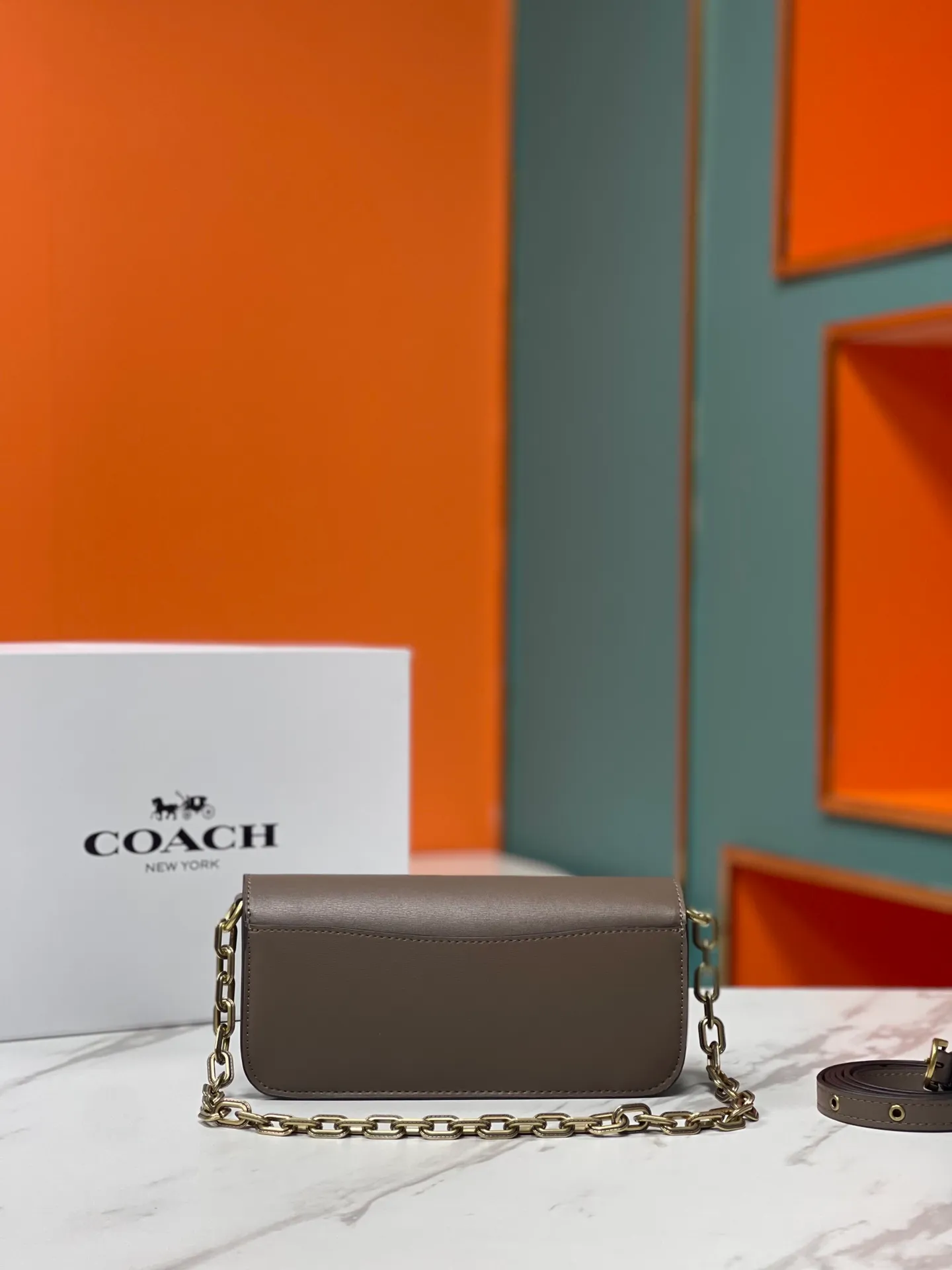 Top original order p500💰💃Coach’s latest crossbody bag💐The shoulder strap design has a full score of 100 and the leather detachable shoulder strap is also equipped with a retro old chain + leather shoulder strap. The big brand logoC is particularly obvious on the accordion-style sides. The inner material is Napa sheepskin. The texture is very good! #coachNew #Chain Bag Model CP362. Size 24X10X7