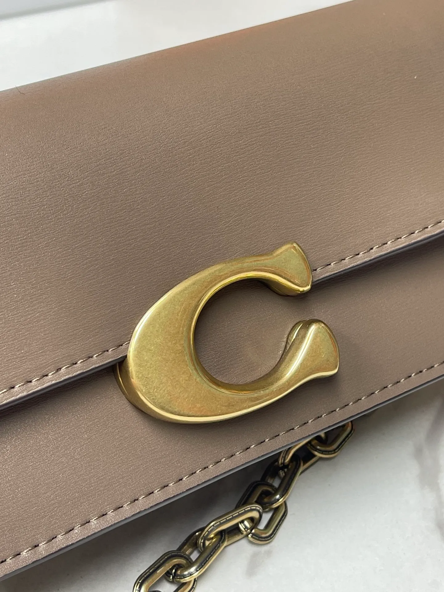 Top original order p500💰💃Coach’s latest crossbody bag💐The shoulder strap design has a full score of 100 and the leather detachable shoulder strap is also equipped with a retro old chain + leather shoulder strap. The big brand logoC is particularly obvious on the accordion-style sides. The inner material is Napa sheepskin. The texture is very good! #coachNew #Chain Bag Model CP362. Size 24X10X7