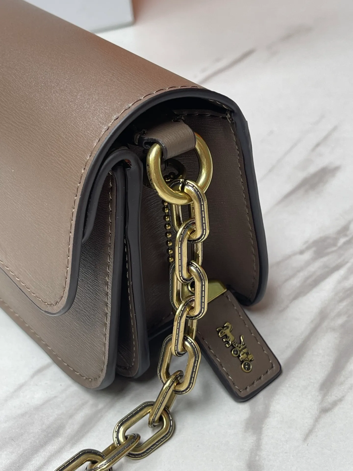 Top original order p500💰💃Coach’s latest crossbody bag💐The shoulder strap design has a full score of 100 and the leather detachable shoulder strap is also equipped with a retro old chain + leather shoulder strap. The big brand logoC is particularly obvious on the accordion-style sides. The inner material is Napa sheepskin. The texture is very good! #coachNew #Chain Bag Model CP362. Size 24X10X7