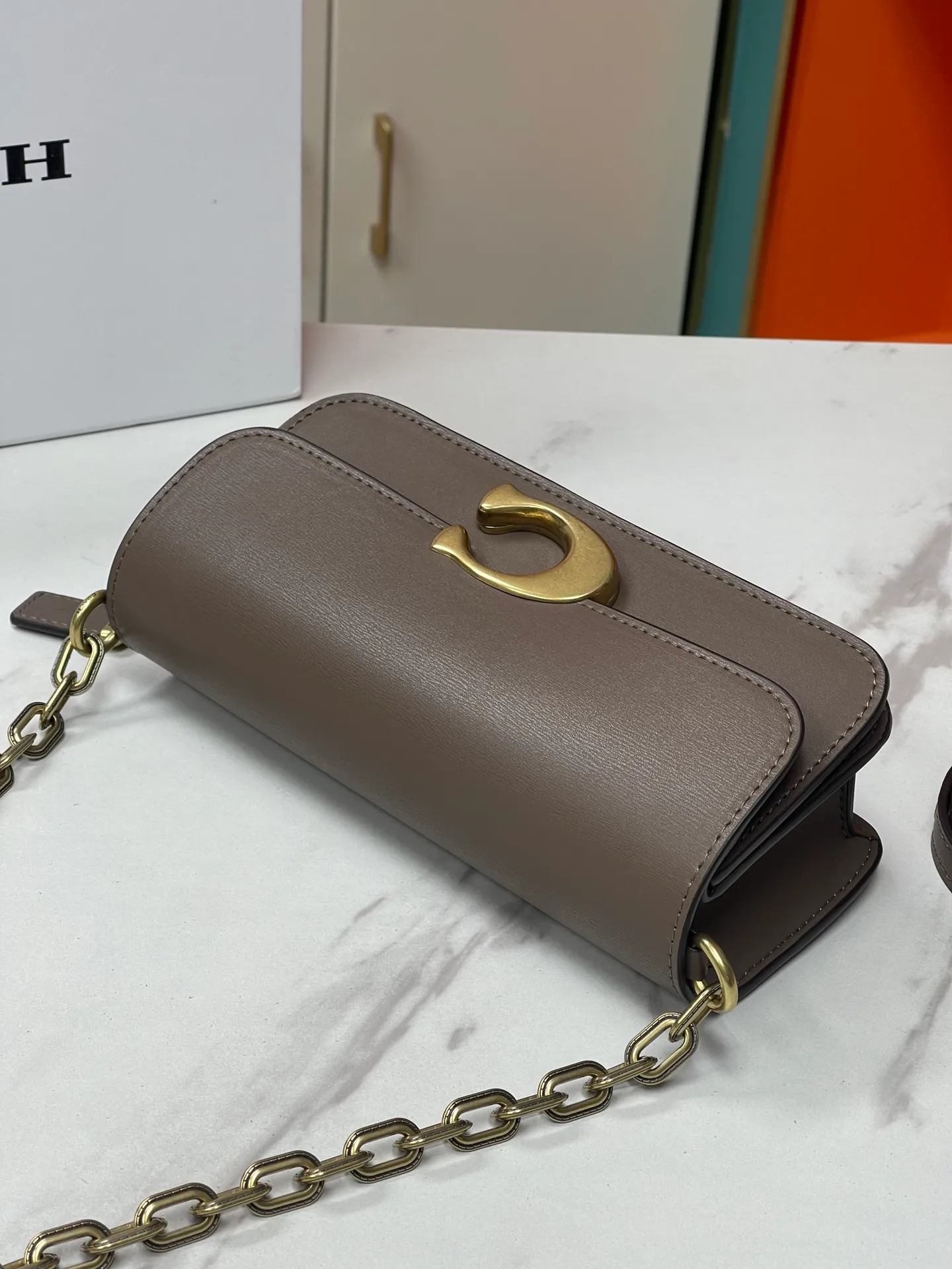 Top original order p500💰💃Coach’s latest crossbody bag💐The shoulder strap design has a full score of 100 and the leather detachable shoulder strap is also equipped with a retro old chain + leather shoulder strap. The big brand logoC is particularly obvious on the accordion-style sides. The inner material is Napa sheepskin. The texture is very good! #coachNew #Chain Bag Model CP362. Size 24X10X7