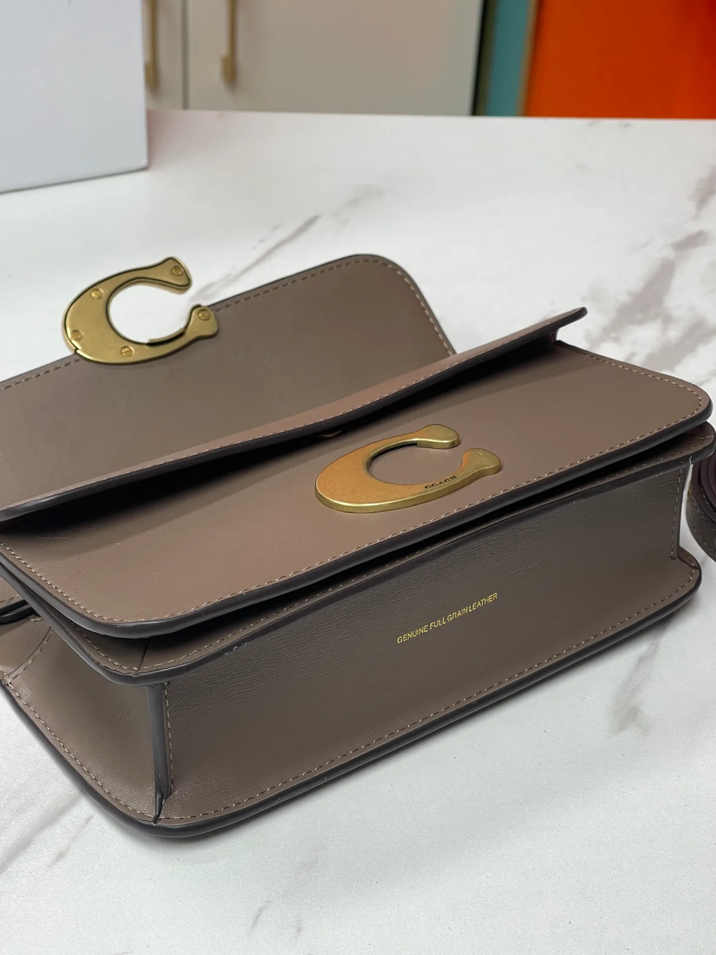 Top original order p500💰💃Coach’s latest crossbody bag💐The shoulder strap design has a full score of 100 and the leather detachable shoulder strap is also equipped with a retro old chain + leather shoulder strap. The big brand logoC is particularly obvious on the accordion-style sides. The inner material is Napa sheepskin. The texture is very good! #coachNew #Chain Bag Model CP362. Size 24X10X7
