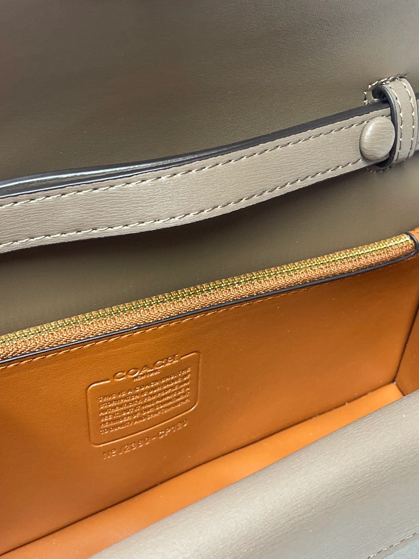 Top original order p500💰💃Coach’s latest crossbody bag💐The shoulder strap design has a full score of 100 and the leather detachable shoulder strap is also equipped with a retro old chain + leather shoulder strap. The big brand logoC is particularly obvious on the accordion-style sides. The inner material is Napa sheepskin. The texture is very good! #coachNew #Chain Bag Model CP362. Size 24X10X7