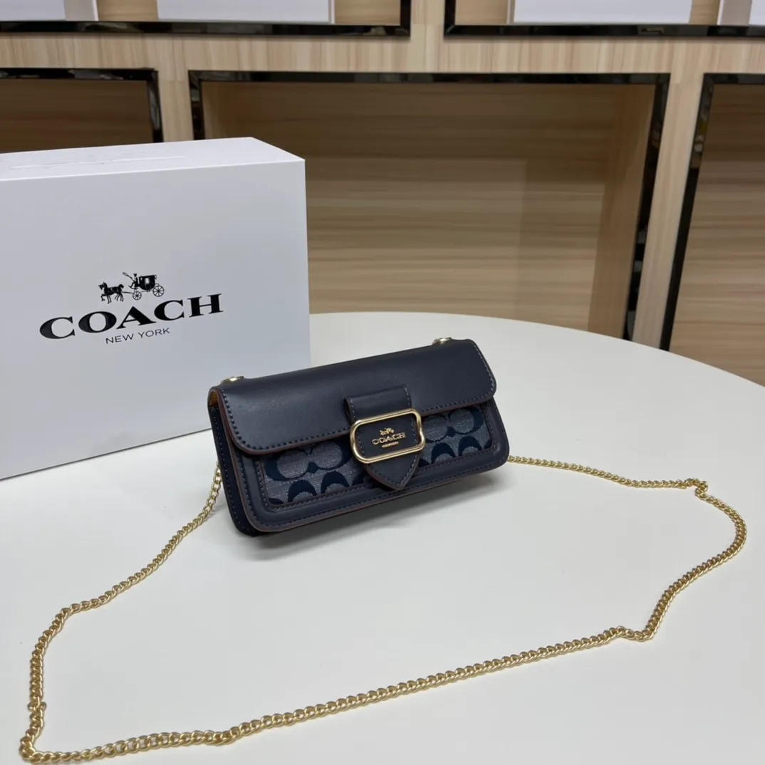 Top original order p420💰New chain bag model CF150🚀Morgan series iron chain crossbody. My favorite small and portable iron chain bag. It is enough to carry small things when going out, and there is no problem with mobile phones. Matching: This version plus this color matching, it can be matched with anything. Versatile style! You can’t go wrong with anything. Small and cute. Chain: This is a chain shoulder strap, which can be changed at will, either long and cross-body, or short on the side. You can also use it as an evening bag without the shoulder strap. It’s so beautiful and versatile ~ Size: 20*10*4.5.