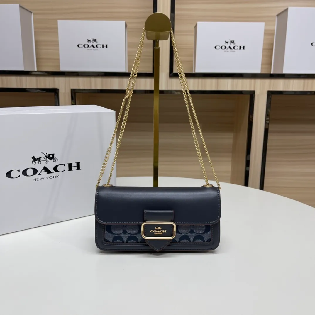 Top original order p420💰New chain bag model CF150🚀Morgan series iron chain crossbody. My favorite small and portable iron chain bag. It is enough to carry small things when going out, and there is no problem with mobile phones. Matching: This version plus this color matching, it can be matched with anything. Versatile style! You can’t go wrong with anything. Small and cute. Chain: This is a chain shoulder strap, which can be changed at will, either long and cross-body, or short on the side. You can also use it as an evening bag without the shoulder strap. It’s so beautiful and versatile ~ Size: 20*10*4.5.