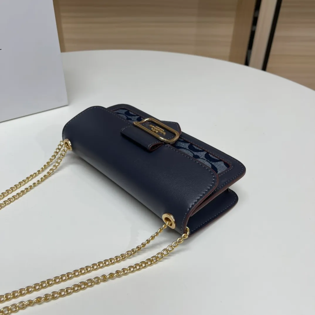 Top original order p420💰New chain bag model CF150🚀Morgan series iron chain crossbody. My favorite small and portable iron chain bag. It is enough to carry small things when going out, and there is no problem with mobile phones. Matching: This version plus this color matching, it can be matched with anything. Versatile style! You can’t go wrong with anything. Small and cute. Chain: This is a chain shoulder strap, which can be changed at will, either long and cross-body, or short on the side. You can also use it as an evening bag without the shoulder strap. It’s so beautiful and versatile ~ Size: 20*10*4.5.