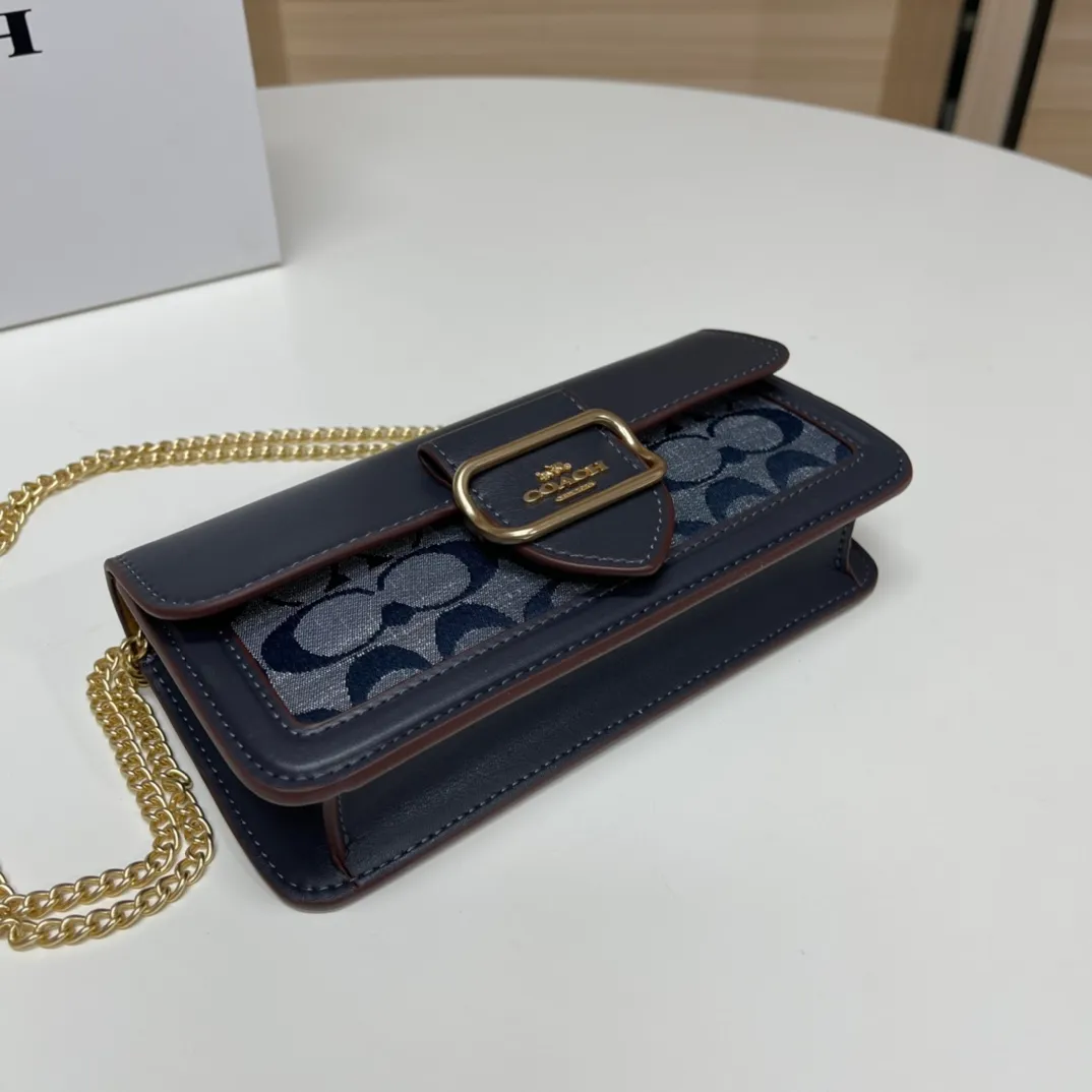 Top original order p420💰New chain bag model CF150🚀Morgan series iron chain crossbody. My favorite small and portable iron chain bag. It is enough to carry small things when going out, and there is no problem with mobile phones. Matching: This version plus this color matching, it can be matched with anything. Versatile style! You can’t go wrong with anything. Small and cute. Chain: This is a chain shoulder strap, which can be changed at will, either long and cross-body, or short on the side. You can also use it as an evening bag without the shoulder strap. It’s so beautiful and versatile ~ Size: 20*10*4.5.