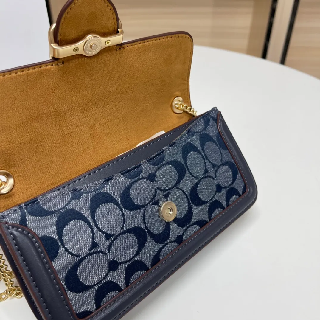 Top original order p420💰New chain bag model CF150🚀Morgan series iron chain crossbody. My favorite small and portable iron chain bag. It is enough to carry small things when going out, and there is no problem with mobile phones. Matching: This version plus this color matching, it can be matched with anything. Versatile style! You can’t go wrong with anything. Small and cute. Chain: This is a chain shoulder strap, which can be changed at will, either long and cross-body, or short on the side. You can also use it as an evening bag without the shoulder strap. It’s so beautiful and versatile ~ Size: 20*10*4.5.
