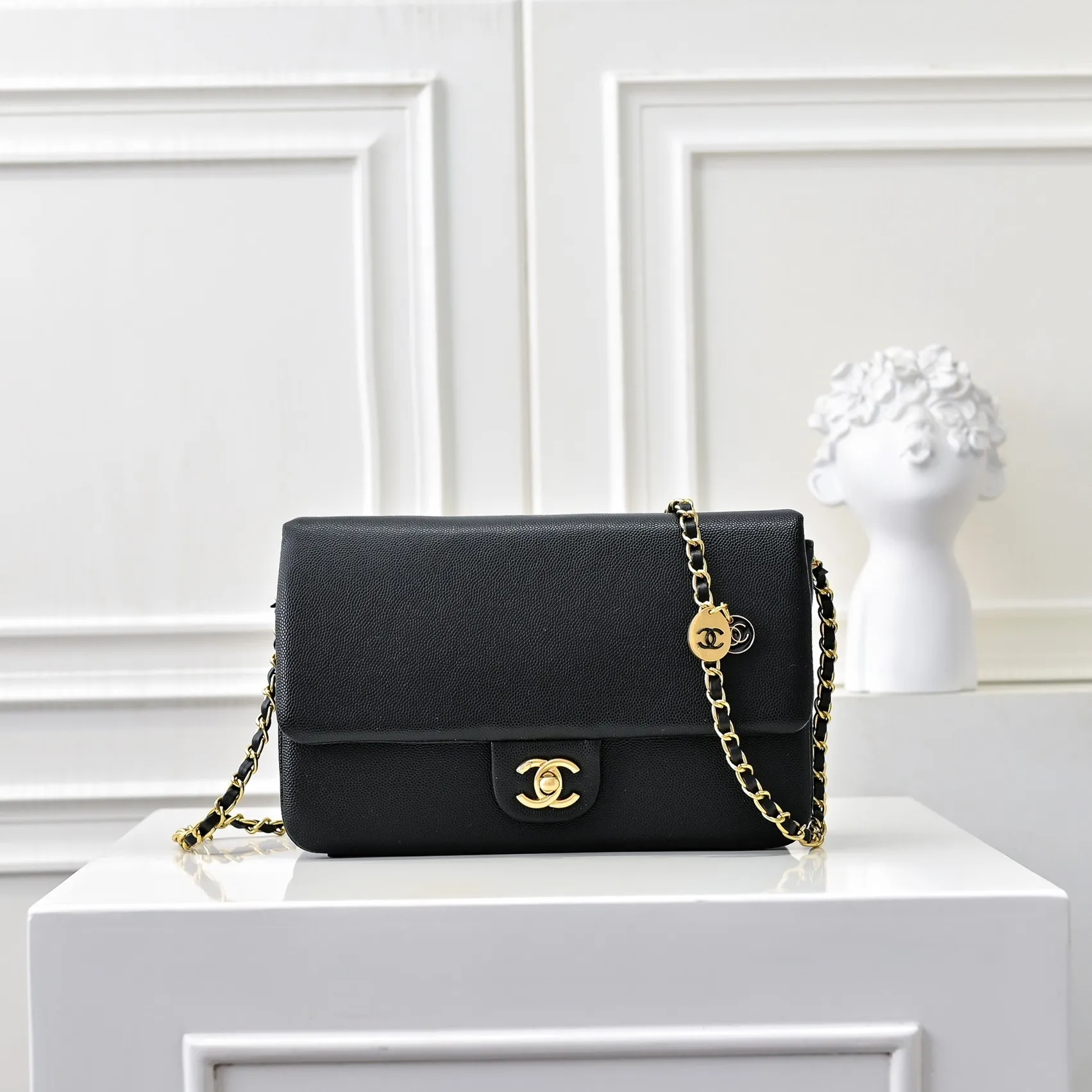 💰390￥Medium size👑CHANEL24K new CF middle-aged new model, simple and high-end elegance, grain embossed shiny calfskin and gold metal, retro style. Timeless. The new favorite of little fragrance fans. The upper body effect is super awesome! Size: 23x15cm, style number: 372
