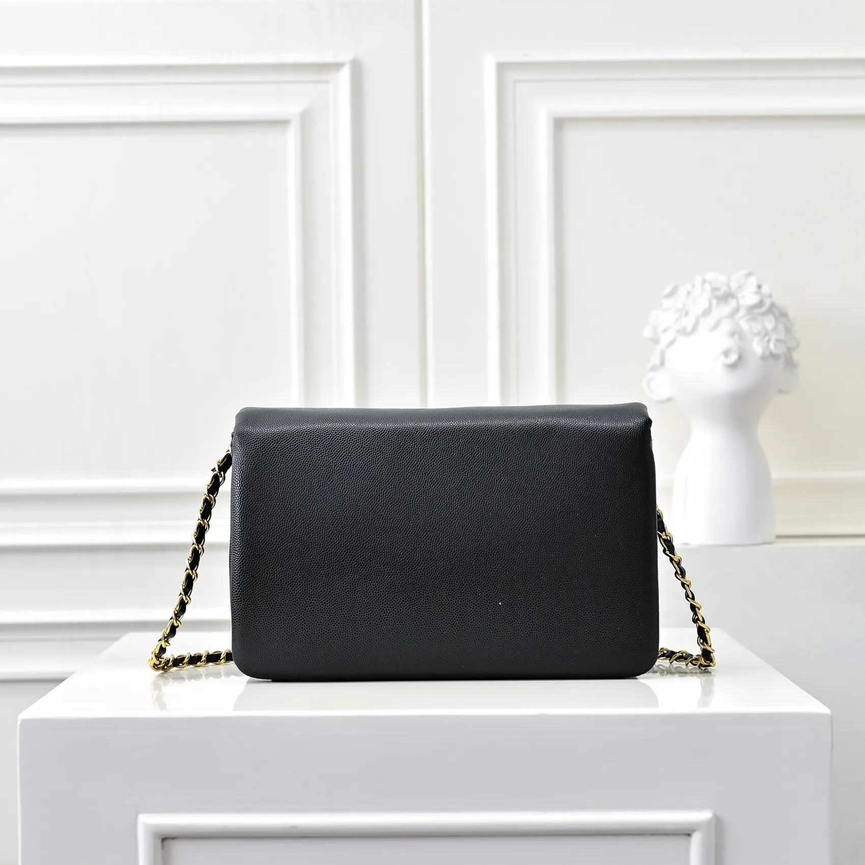 💰390￥Medium size👑CHANEL24K new CF middle-aged new model, simple and high-end elegance, grain embossed shiny calfskin and gold metal, retro style. Timeless. The new favorite of little fragrance fans. The upper body effect is super awesome! Size: 23x15cm, style number: 372