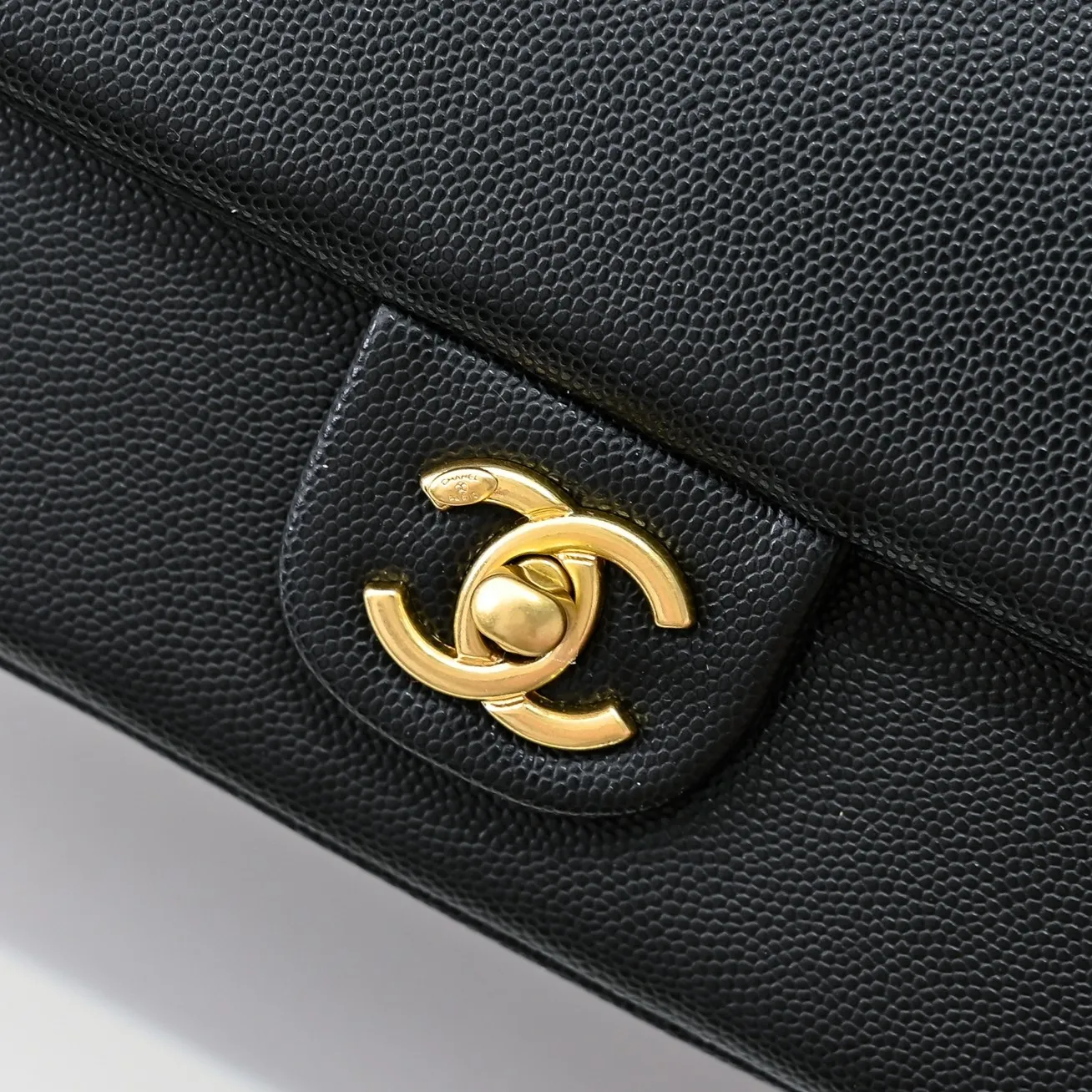💰390￥Medium size👑CHANEL24K new CF middle-aged new model, simple and high-end elegance, grain embossed shiny calfskin and gold metal, retro style. Timeless. The new favorite of little fragrance fans. The upper body effect is super awesome! Size: 23x15cm, style number: 372
