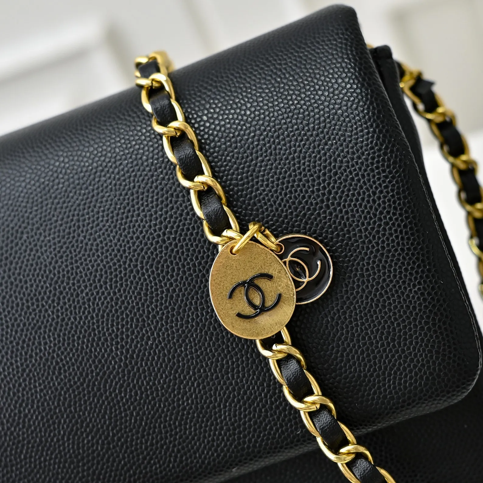 💰390￥Medium size👑CHANEL24K new CF middle-aged new model, simple and high-end elegance, grain embossed shiny calfskin and gold metal, retro style. Timeless. The new favorite of little fragrance fans. The upper body effect is super awesome! Size: 23x15cm, style number: 372