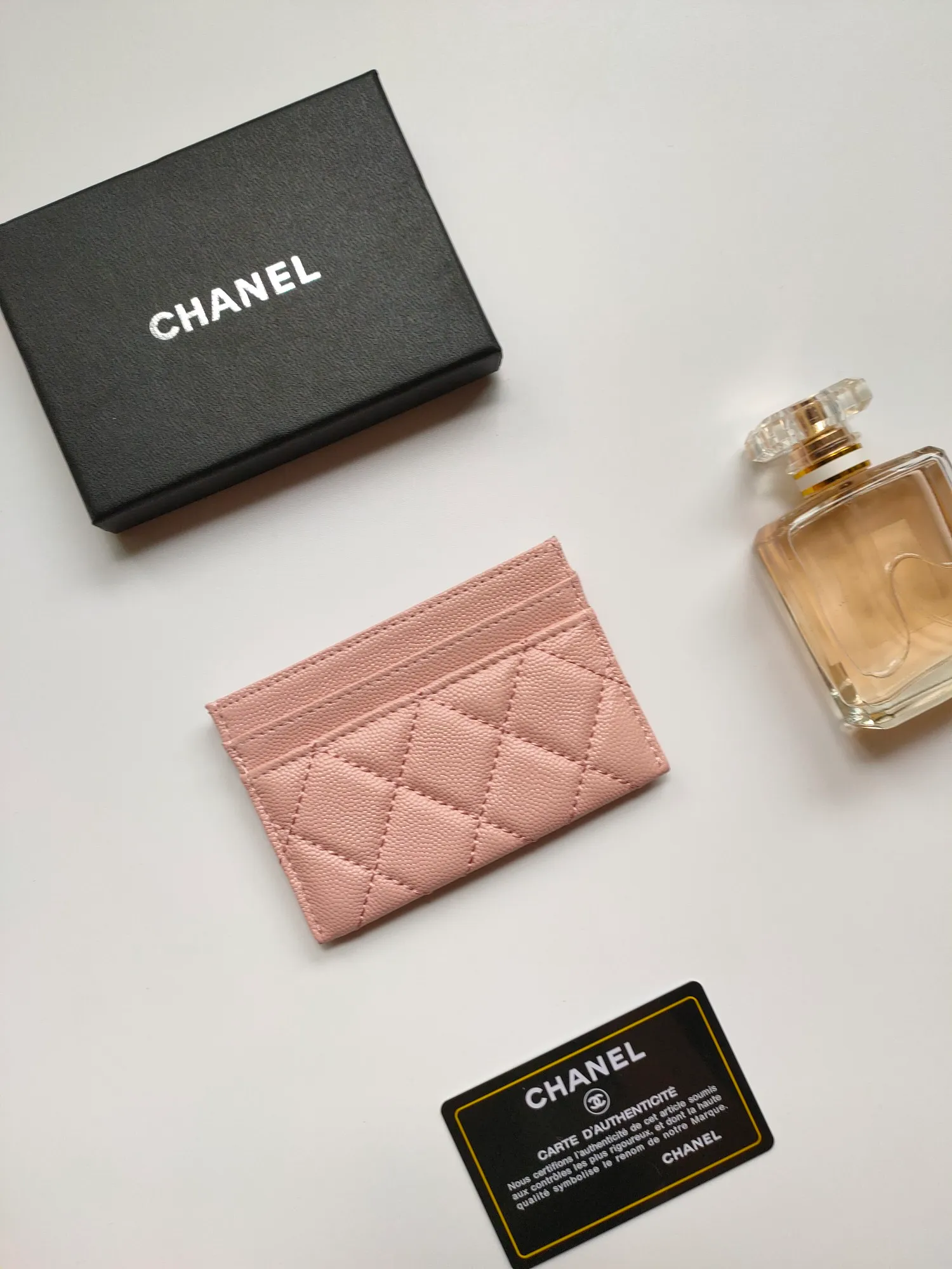 💰90💰Model 3188 CHANEL 22k embossed lgo large double C hardware, official website latest in 2023🆕card holder, caviar medium ball grain cowhide, anti-scratch, super glossy, 3 card slots each put a card, you can also put a card + a few coins in the middle
