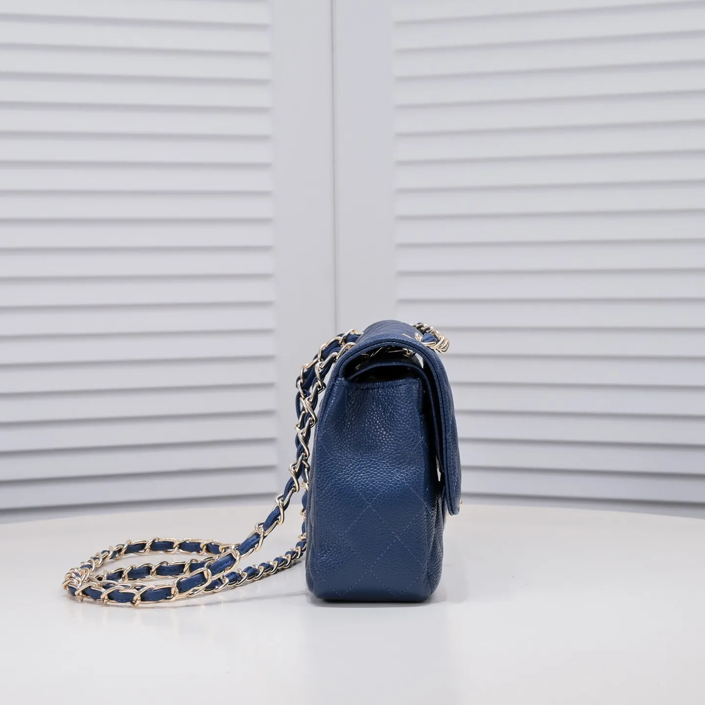 💰400￥Dark blue Chanel,...Palace-level poison👏...Original overseas factory CF2.55...😱 Absolutely the top-grade caviar ball grain cowhide you have never seen...✨Real K gold➰Gold buckle✨👑 The line spacing is perfectly consistent. The side of the bag is perfectly streamlined👏..It must have such a texture to be perfect💋 Follow the 9-pin diamond pattern. The flip cover is smooth and seamless ☑️ Strong visual three-dimensional effect 🔱 The diamond pattern is full and delicate 💑 It is super smooth, soft and comfortable to use 👒 CF is a must-have for girls. Size: 25.5*16*6.5cm. Style number: 1112 ball pattern