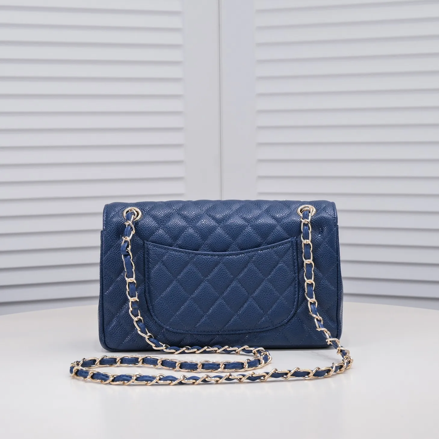 💰400￥Dark blue Chanel,...Palace-level poison👏...Original overseas factory CF2.55...😱 Absolutely the top-grade caviar ball grain cowhide you have never seen...✨Real K gold➰Gold buckle✨👑 The line spacing is perfectly consistent. The side of the bag is perfectly streamlined👏..It must have such a texture to be perfect💋 Follow the 9-pin diamond pattern. The flip cover is smooth and seamless ☑️ Strong visual three-dimensional effect 🔱 The diamond pattern is full and delicate 💑 It is super smooth, soft and comfortable to use 👒 CF is a must-have for girls. Size: 25.5*16*6.5cm. Style number: 1112 ball pattern