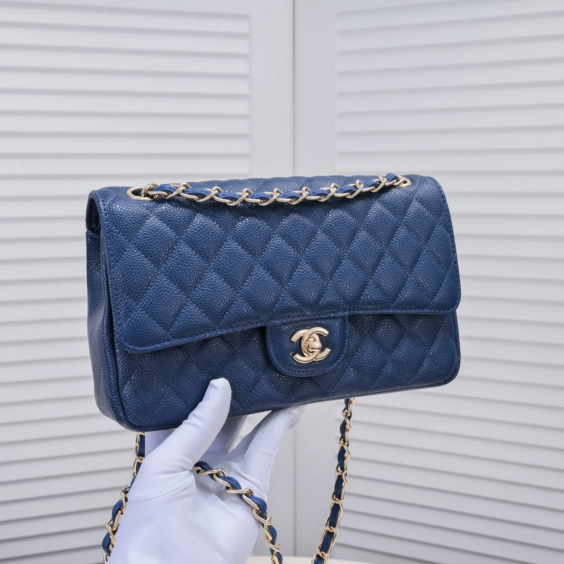 💰400￥Dark blue Chanel,...Palace-level poison👏...Original overseas factory CF2.55...😱 Absolutely the top-grade caviar ball grain cowhide you have never seen...✨Real K gold➰Gold buckle✨👑 The line spacing is perfectly consistent. The side of the bag is perfectly streamlined👏..It must have such a texture to be perfect💋 Follow the 9-pin diamond pattern. The flip cover is smooth and seamless ☑️ Strong visual three-dimensional effect 🔱 The diamond pattern is full and delicate 💑 It is super smooth, soft and comfortable to use 👒 CF is a must-have for girls. Size: 25.5*16*6.5cm. Style number: 1112 ball pattern