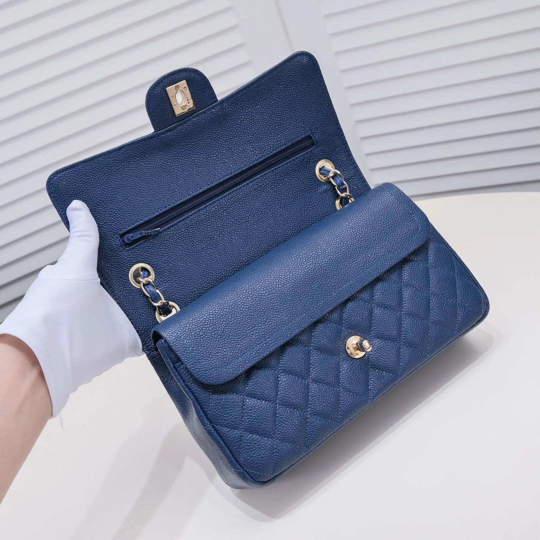 💰400￥Dark blue Chanel,...Palace-level poison👏...Original overseas factory CF2.55...😱 Absolutely the top-grade caviar ball grain cowhide you have never seen...✨Real K gold➰Gold buckle✨👑 The line spacing is perfectly consistent. The side of the bag is perfectly streamlined👏..It must have such a texture to be perfect💋 Follow the 9-pin diamond pattern. The flip cover is smooth and seamless ☑️ Strong visual three-dimensional effect 🔱 The diamond pattern is full and delicate 💑 It is super smooth, soft and comfortable to use 👒 CF is a must-have for girls. Size: 25.5*16*6.5cm. Style number: 1112 ball pattern