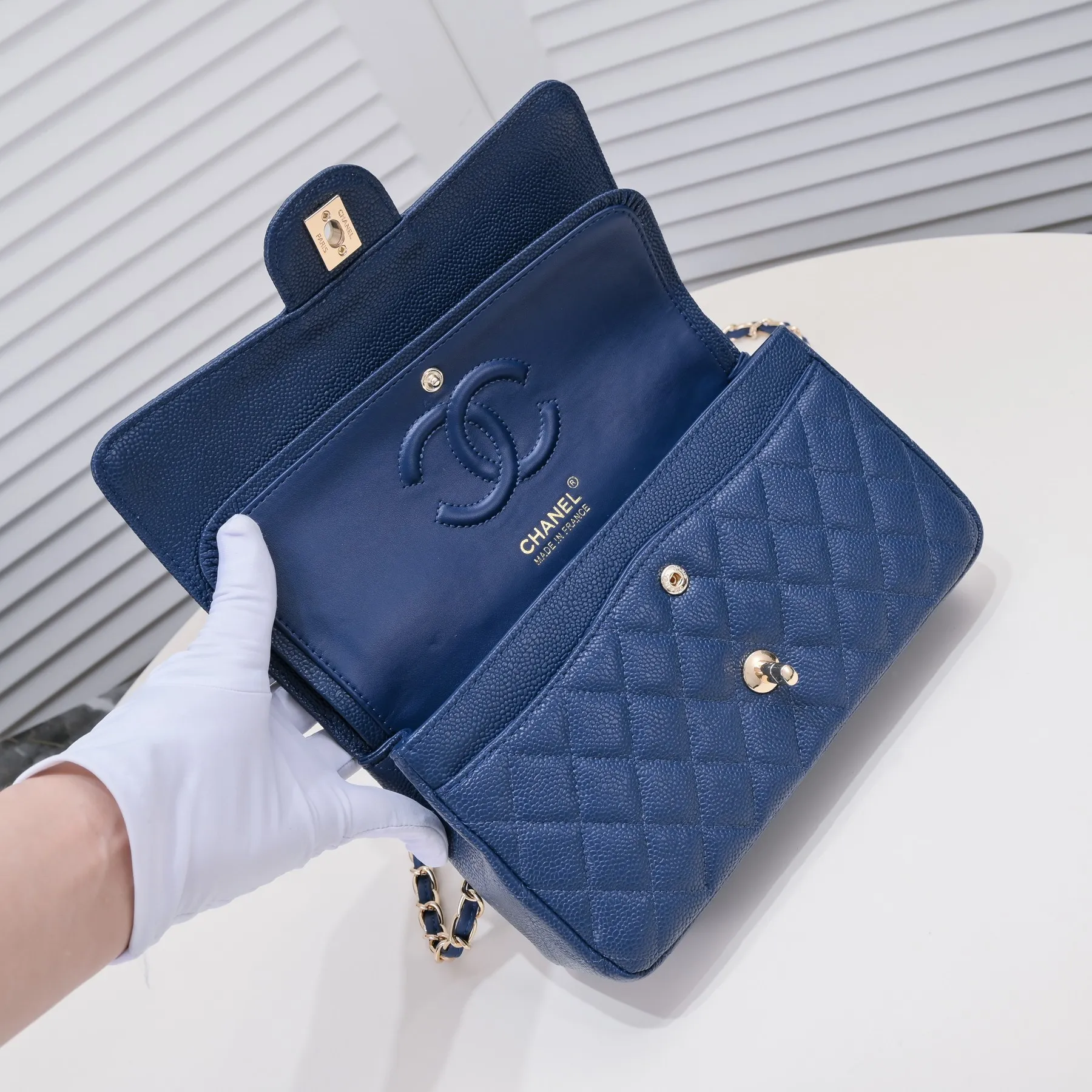 💰400￥Dark blue Chanel,...Palace-level poison👏...Original overseas factory CF2.55...😱 Absolutely the top-grade caviar ball grain cowhide you have never seen...✨Real K gold➰Gold buckle✨👑 The line spacing is perfectly consistent. The side of the bag is perfectly streamlined👏..It must have such a texture to be perfect💋 Follow the 9-pin diamond pattern. The flip cover is smooth and seamless ☑️ Strong visual three-dimensional effect 🔱 The diamond pattern is full and delicate 💑 It is super smooth, soft and comfortable to use 👒 CF is a must-have for girls. Size: 25.5*16*6.5cm. Style number: 1112 ball pattern
