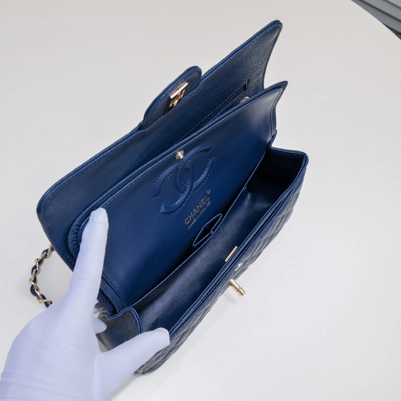 💰400￥Dark blue Chanel,...Palace-level poison👏...Original overseas factory CF2.55...😱 Absolutely the top-grade caviar ball grain cowhide you have never seen...✨Real K gold➰Gold buckle✨👑 The line spacing is perfectly consistent. The side of the bag is perfectly streamlined👏..It must have such a texture to be perfect💋 Follow the 9-pin diamond pattern. The flip cover is smooth and seamless ☑️ Strong visual three-dimensional effect 🔱 The diamond pattern is full and delicate 💑 It is super smooth, soft and comfortable to use 👒 CF is a must-have for girls. Size: 25.5*16*6.5cm. Style number: 1112 ball pattern