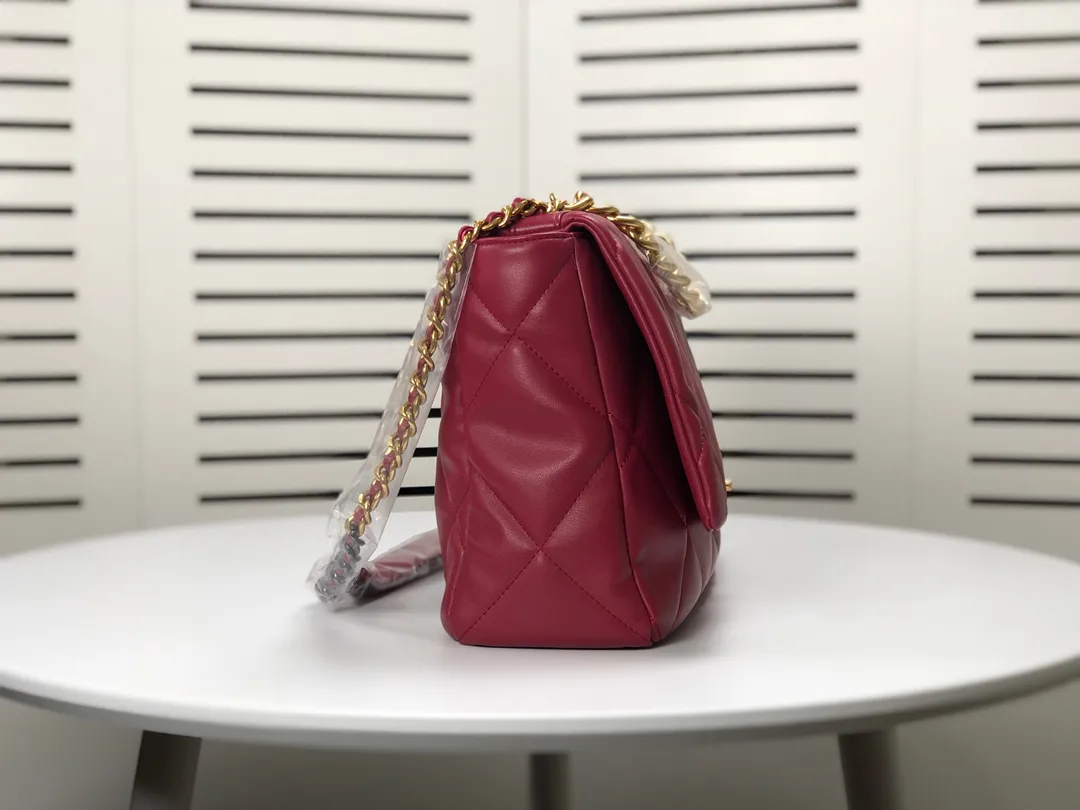 💰480￥Chanel’s latest hot model in the maroon large size is now available📣📣Synchronized with the counter🤭Imported cowhide🐂feels very soft. The upper body effect is super good, it can be carried by hand, on one shoulder or cross-body, showing the elegance and charm of women. Hurry up and get it. Style number: 9012. Size: 36*24*14cm.