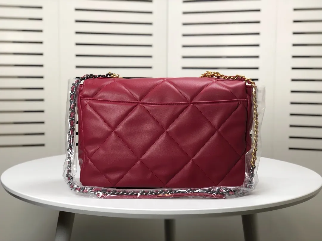 💰480￥Chanel’s latest hot model in the maroon large size is now available📣📣Synchronized with the counter🤭Imported cowhide🐂feels very soft. The upper body effect is super good, it can be carried by hand, on one shoulder or cross-body, showing the elegance and charm of women. Hurry up and get it. Style number: 9012. Size: 36*24*14cm.