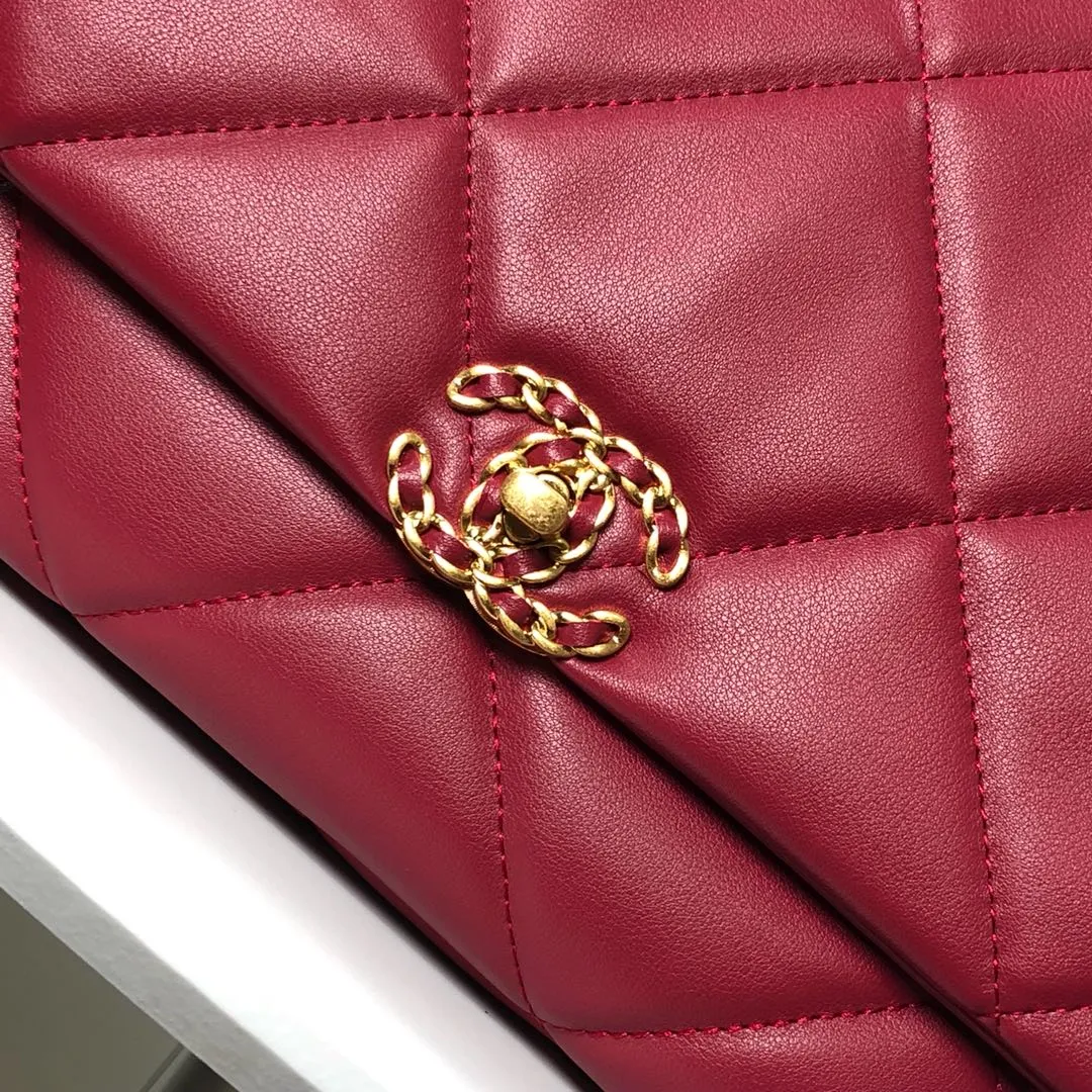 💰480￥Chanel’s latest hot model in the maroon large size is now available📣📣Synchronized with the counter🤭Imported cowhide🐂feels very soft. The upper body effect is super good, it can be carried by hand, on one shoulder or cross-body, showing the elegance and charm of women. Hurry up and get it. Style number: 9012. Size: 36*24*14cm.