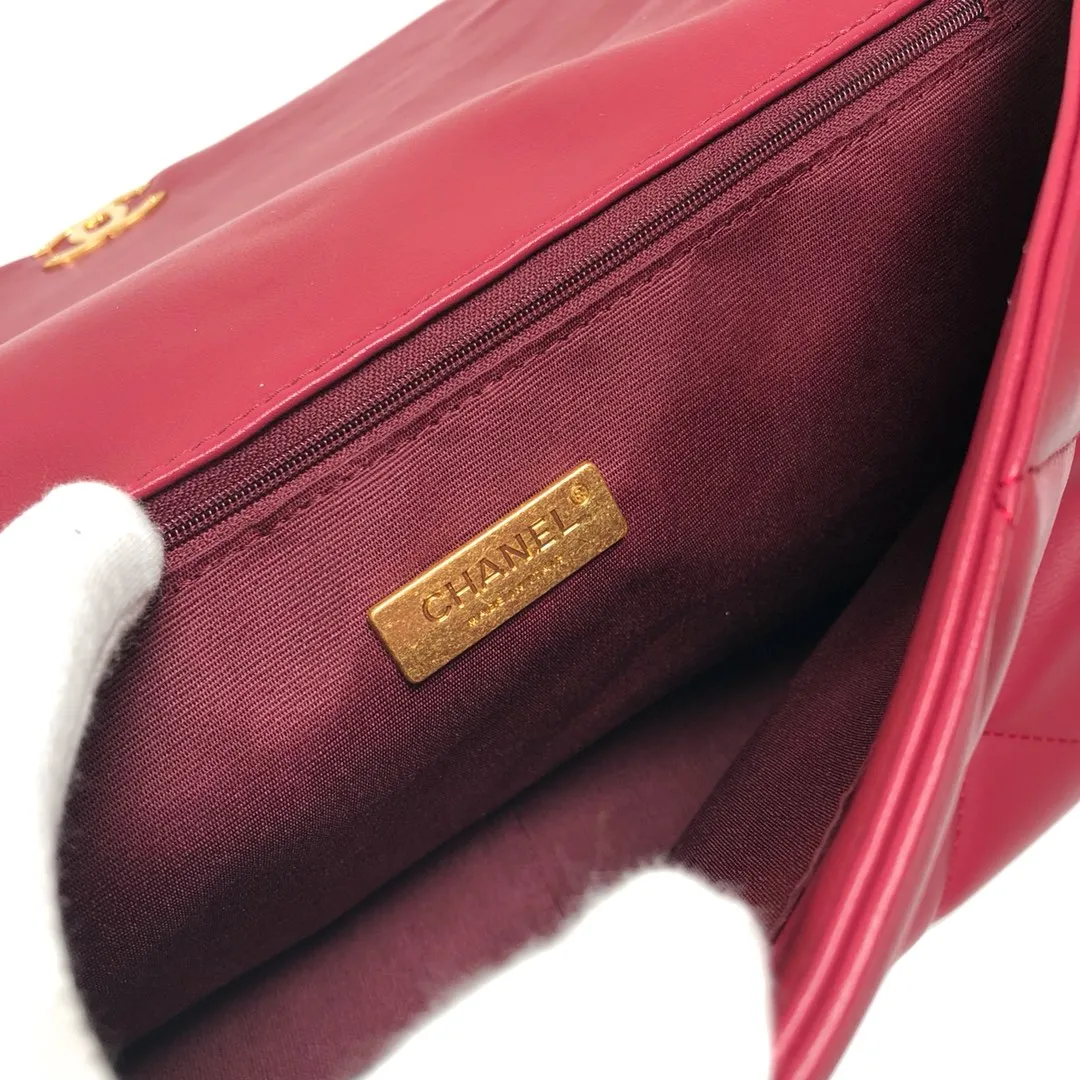 💰480￥Chanel’s latest hot model in the maroon large size is now available📣📣Synchronized with the counter🤭Imported cowhide🐂feels very soft. The upper body effect is super good, it can be carried by hand, on one shoulder or cross-body, showing the elegance and charm of women. Hurry up and get it. Style number: 9012. Size: 36*24*14cm.