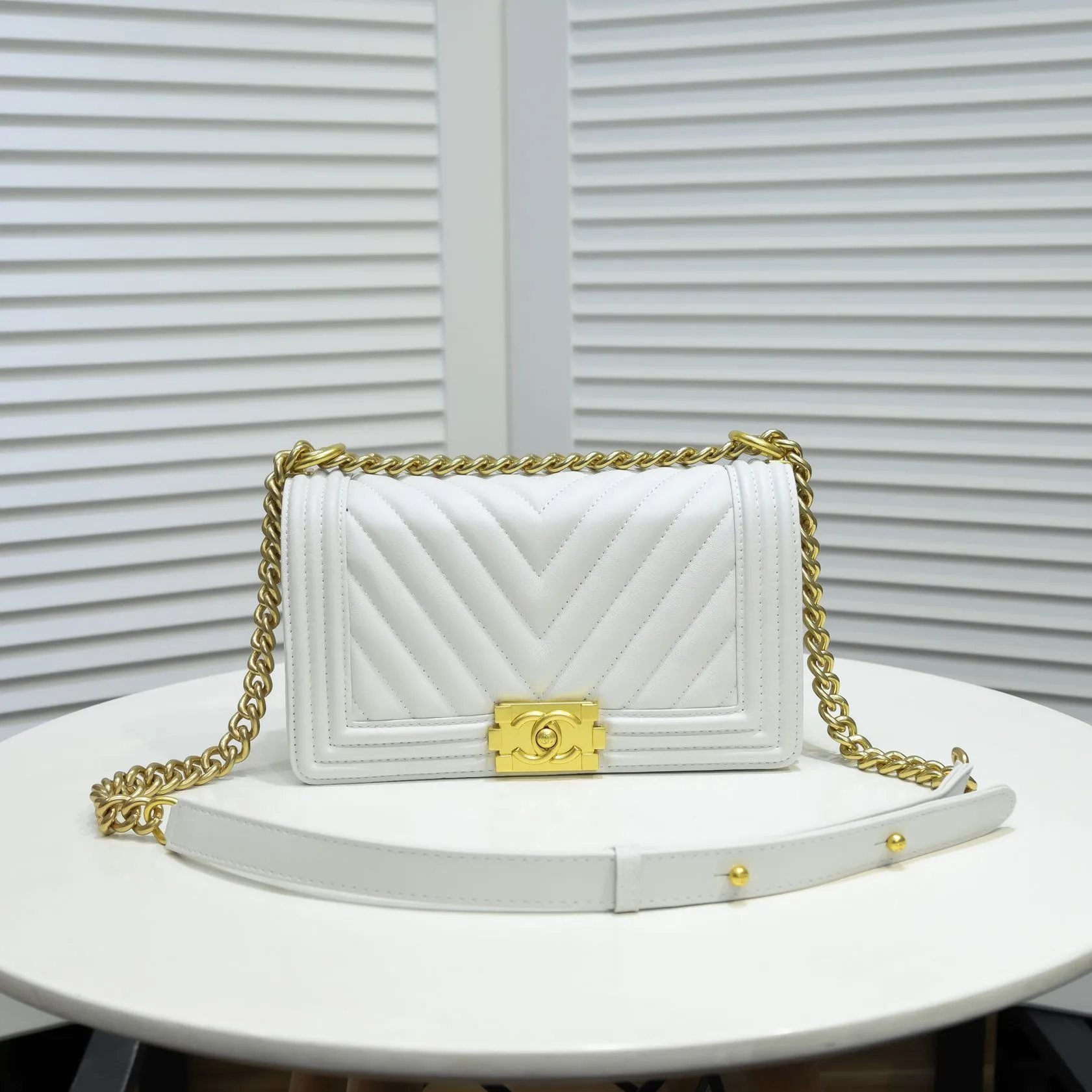💰420￥ (Full sheepskin with original hardware) [Smile] Chanel Chanel 👑 Lambskin [Lightning] Thickened electroplated hardware accessories 🌈 Workmanship is comparable to the original order 💪 The bottom can be pinched Marks rebound, absolutely spot-on, real-life photos, fashionable and durable💪💪High-end quality, no pressure in and out of the drill cabinet💏, size 25*15*8cm, model number: 67086 gold V grid