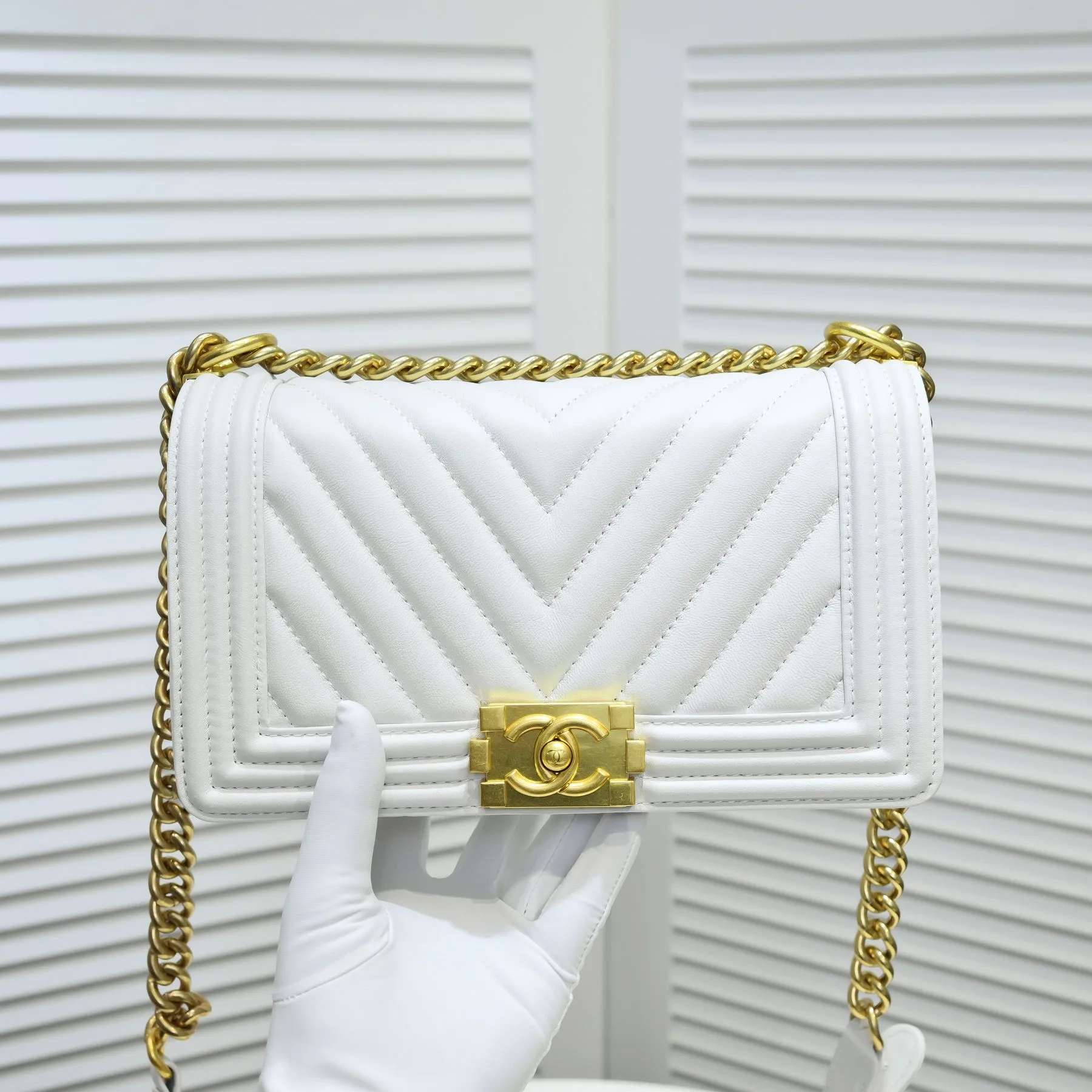 💰420￥ (Full sheepskin with original hardware) [Smile] Chanel Chanel 👑 Lambskin [Lightning] Thickened electroplated hardware accessories 🌈 Workmanship is comparable to the original order 💪 The bottom can be pinched Marks rebound, absolutely spot-on, real-life photos, fashionable and durable💪💪High-end quality, no pressure in and out of the drill cabinet💏, size 25*15*8cm, model number: 67086 gold V grid