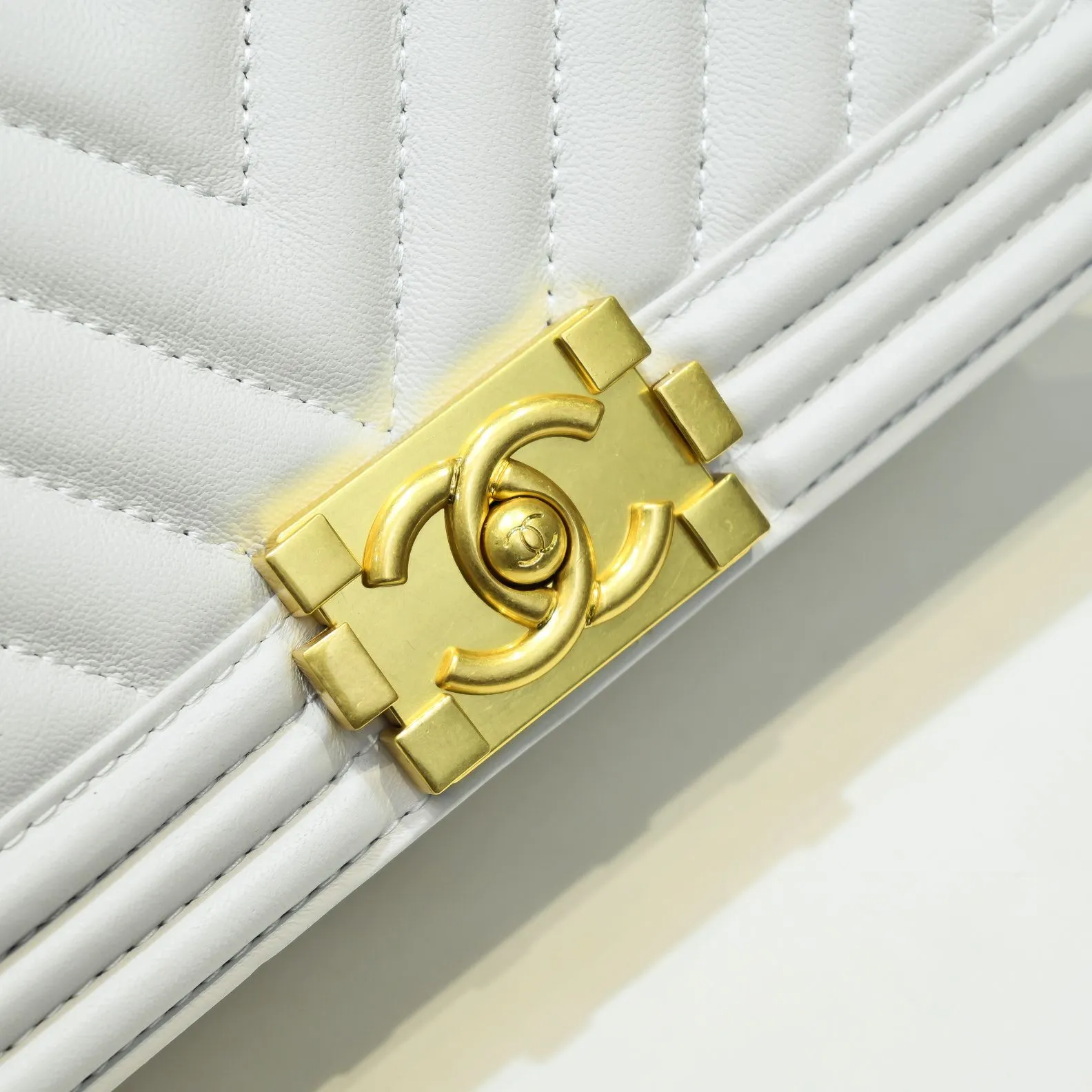 💰420￥ (Full sheepskin with original hardware) [Smile] Chanel Chanel 👑 Lambskin [Lightning] Thickened electroplated hardware accessories 🌈 Workmanship is comparable to the original order 💪 The bottom can be pinched Marks rebound, absolutely spot-on, real-life photos, fashionable and durable💪💪High-end quality, no pressure in and out of the drill cabinet💏, size 25*15*8cm, model number: 67086 gold V grid