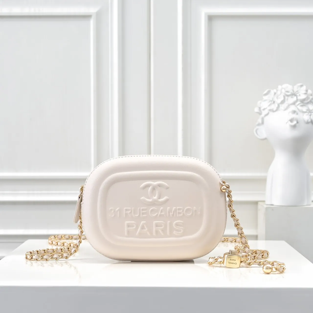 💰380￥CHANEL25C early spring vacation series. Gold fan camera bag. I love this one. The shape is the embossed character design style. I like the versatile object. It is really wow. It is so beautiful. It is a Xiangjia bag that looks small but can hold mobile phone keys, lipstick, powder, card, money, and is just the finishing touch to the whole body look. Size: 18x13cm, style number: 669