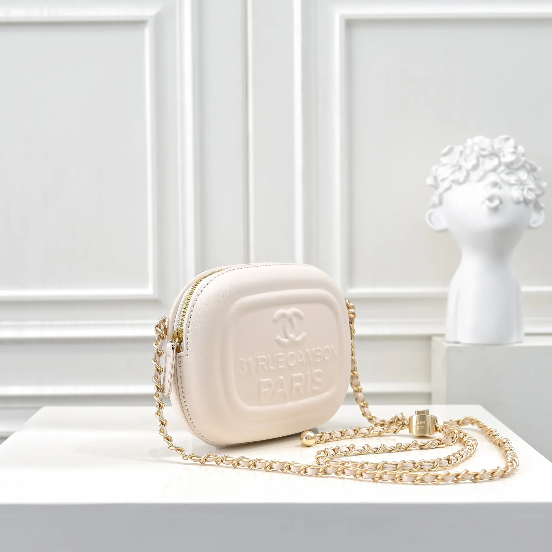 💰380￥CHANEL25C early spring vacation series. Gold fan camera bag. I love this one. The shape is the embossed character design style. I like the versatile object. It is really wow. It is so beautiful. It is a Xiangjia bag that looks small but can hold mobile phone keys, lipstick, powder, card, money, and is just the finishing touch to the whole body look. Size: 18x13cm, style number: 669