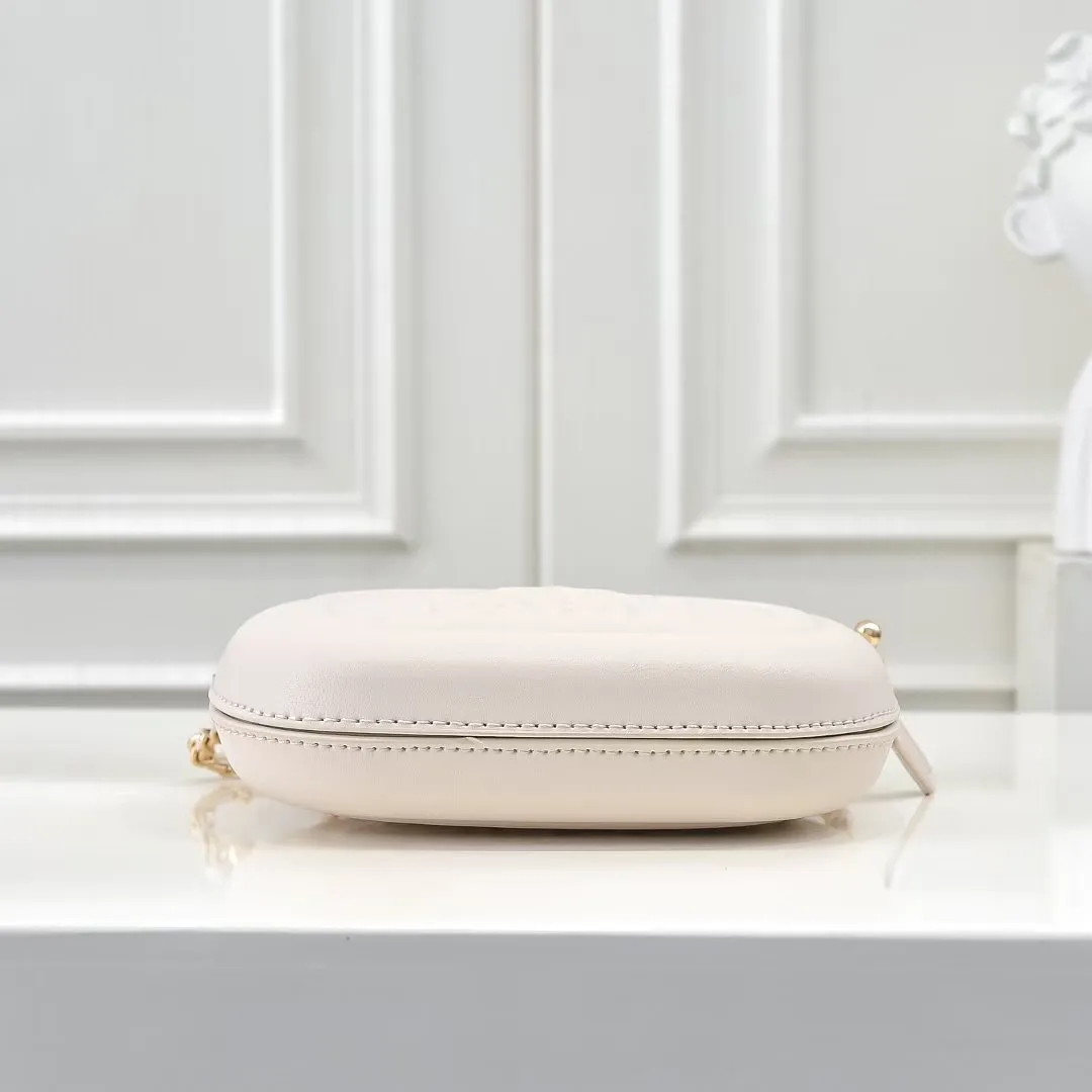 💰380￥CHANEL25C early spring vacation series. Gold fan camera bag. I love this one. The shape is the embossed character design style. I like the versatile object. It is really wow. It is so beautiful. It is a Xiangjia bag that looks small but can hold mobile phone keys, lipstick, powder, card, money, and is just the finishing touch to the whole body look. Size: 18x13cm, style number: 669
