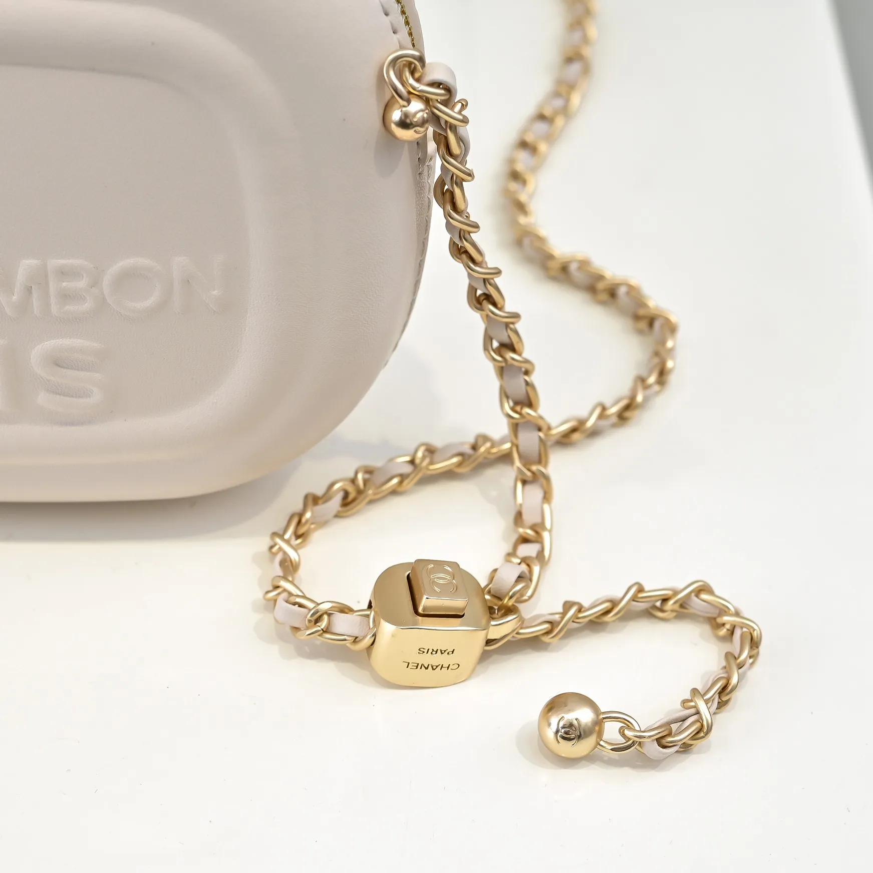 💰380￥CHANEL25C early spring vacation series. Gold fan camera bag. I love this one. The shape is the embossed character design style. I like the versatile object. It is really wow. It is so beautiful. It is a Xiangjia bag that looks small but can hold mobile phone keys, lipstick, powder, card, money, and is just the finishing touch to the whole body look. Size: 18x13cm, style number: 669