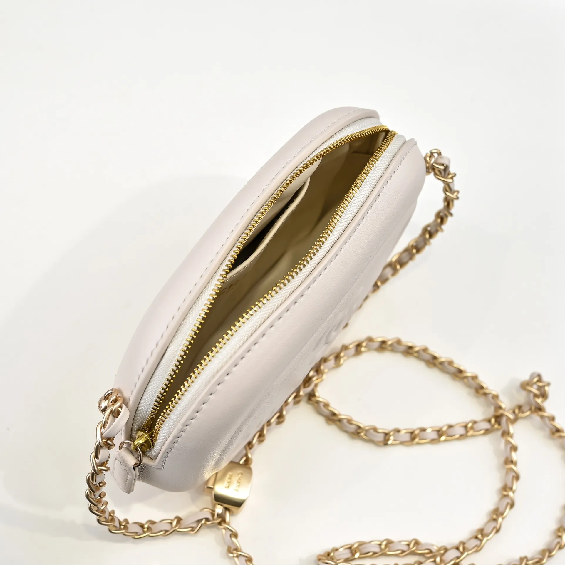 💰380￥CHANEL25C early spring vacation series. Gold fan camera bag. I love this one. The shape is the embossed character design style. I like the versatile object. It is really wow. It is so beautiful. It is a Xiangjia bag that looks small but can hold mobile phone keys, lipstick, powder, card, money, and is just the finishing touch to the whole body look. Size: 18x13cm, style number: 669