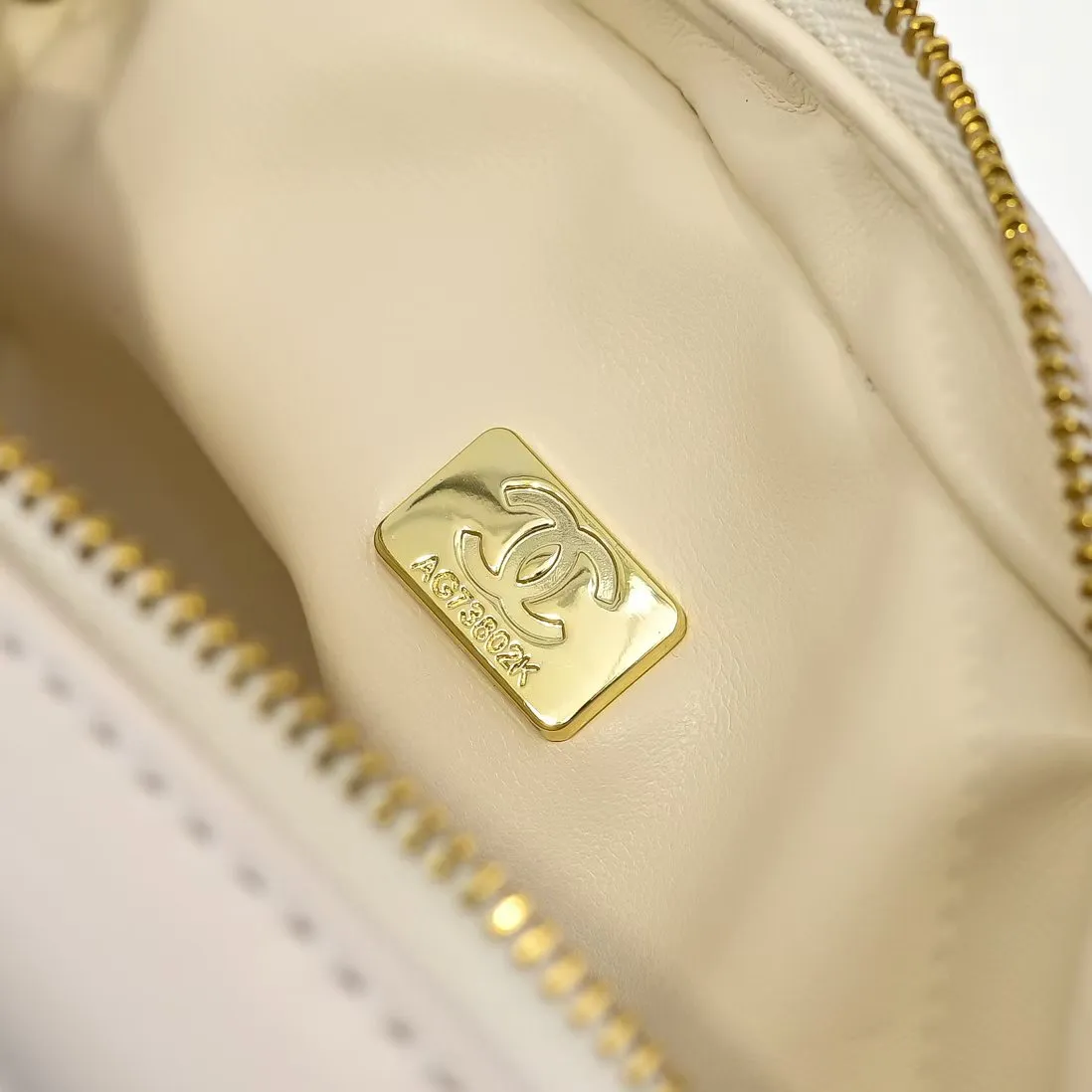 💰380￥CHANEL25C early spring vacation series. Gold fan camera bag. I love this one. The shape is the embossed character design style. I like the versatile object. It is really wow. It is so beautiful. It is a Xiangjia bag that looks small but can hold mobile phone keys, lipstick, powder, card, money, and is just the finishing touch to the whole body look. Size: 18x13cm, style number: 669