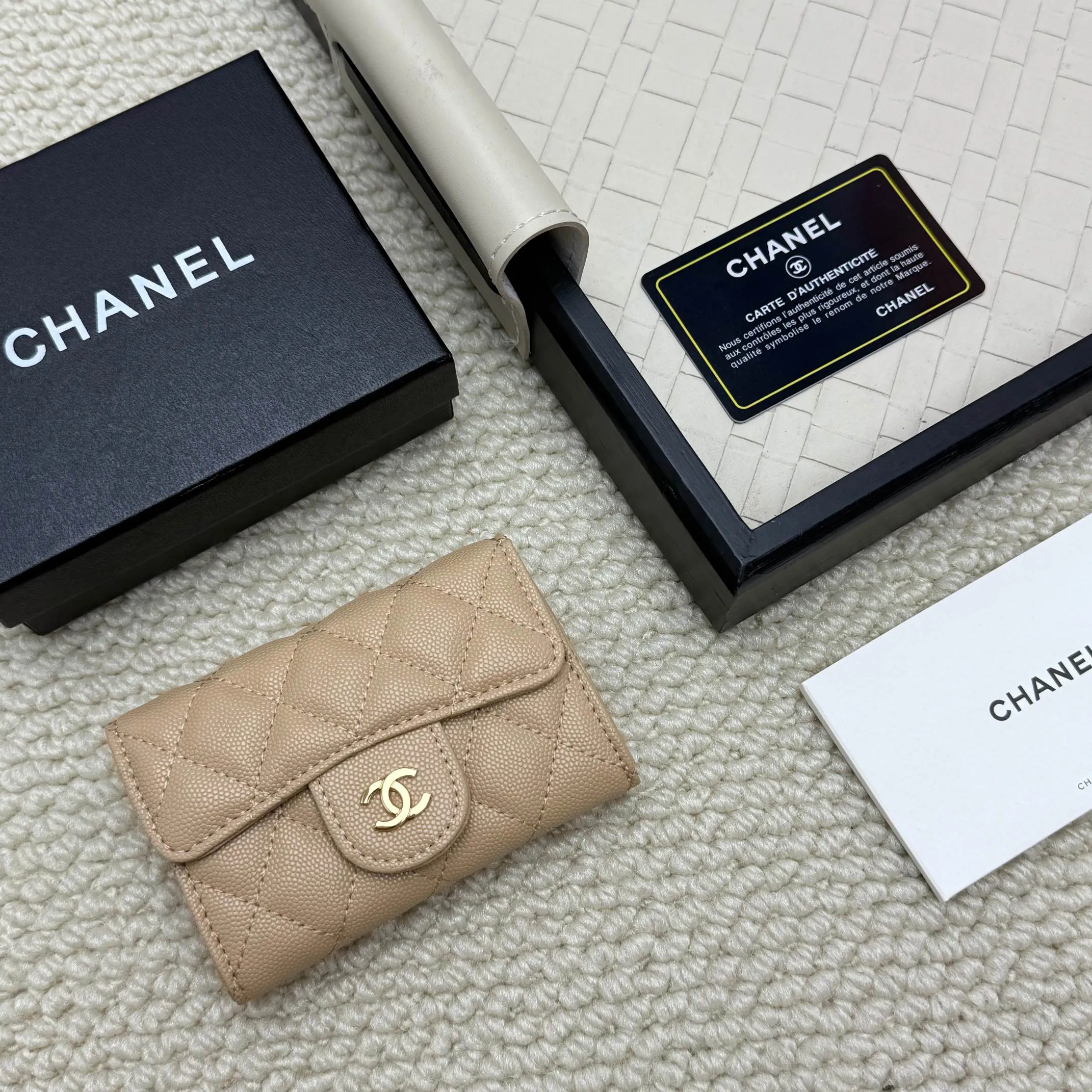 💰130 Chanel’s new product🍃card holder has arrived🍃. This card holder is more practical with an inner zipper😘The details are so beautiful, model number P468, size 11*8.5*3cm.