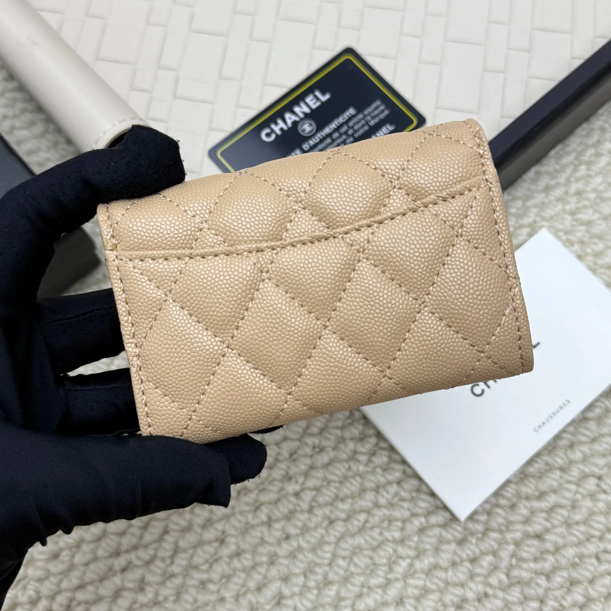 💰130 Chanel’s new product🍃card holder has arrived🍃. This card holder is more practical with an inner zipper😘The details are so beautiful, model number P468, size 11*8.5*3cm.