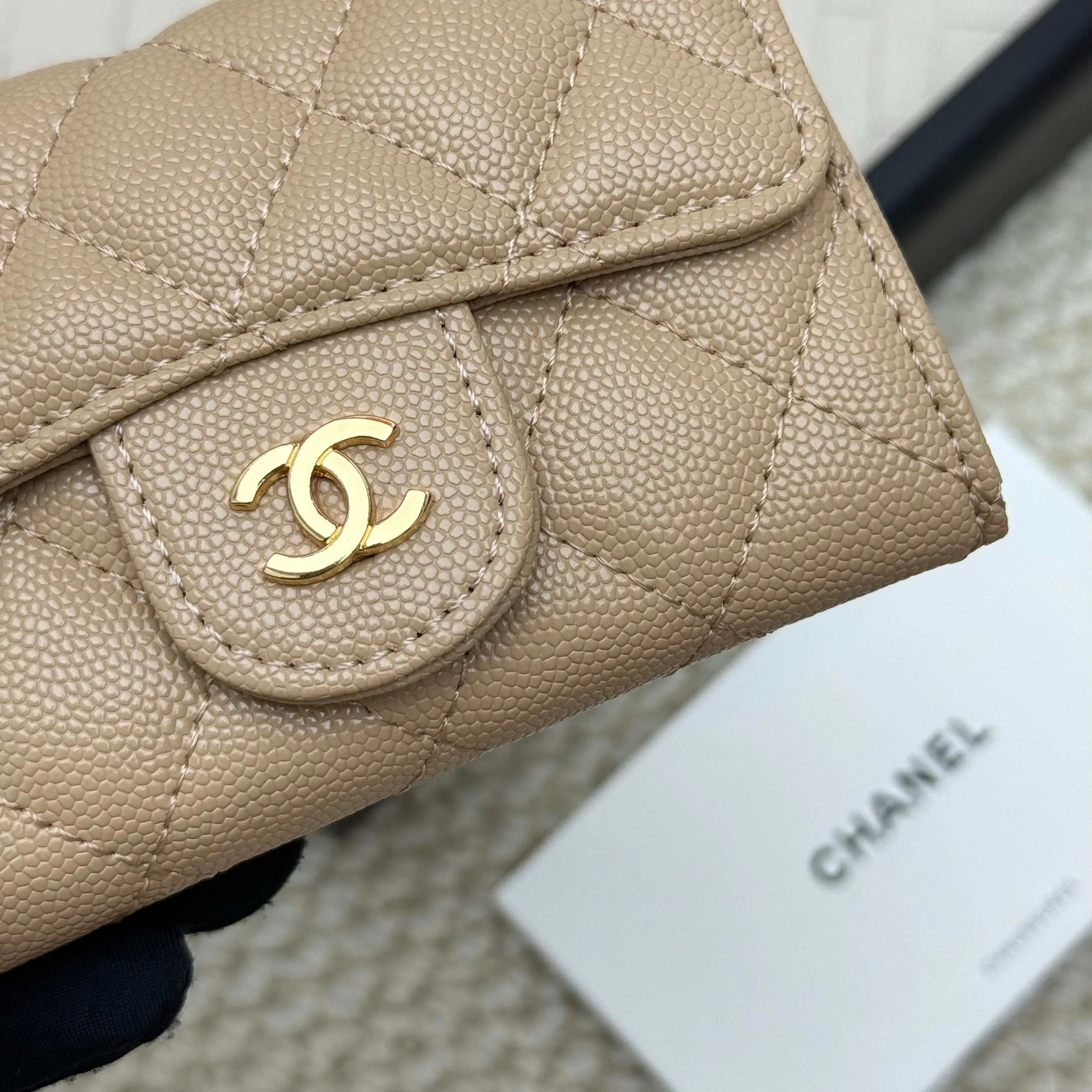 💰130 Chanel’s new product🍃card holder has arrived🍃. This card holder is more practical with an inner zipper😘The details are so beautiful, model number P468, size 11*8.5*3cm.