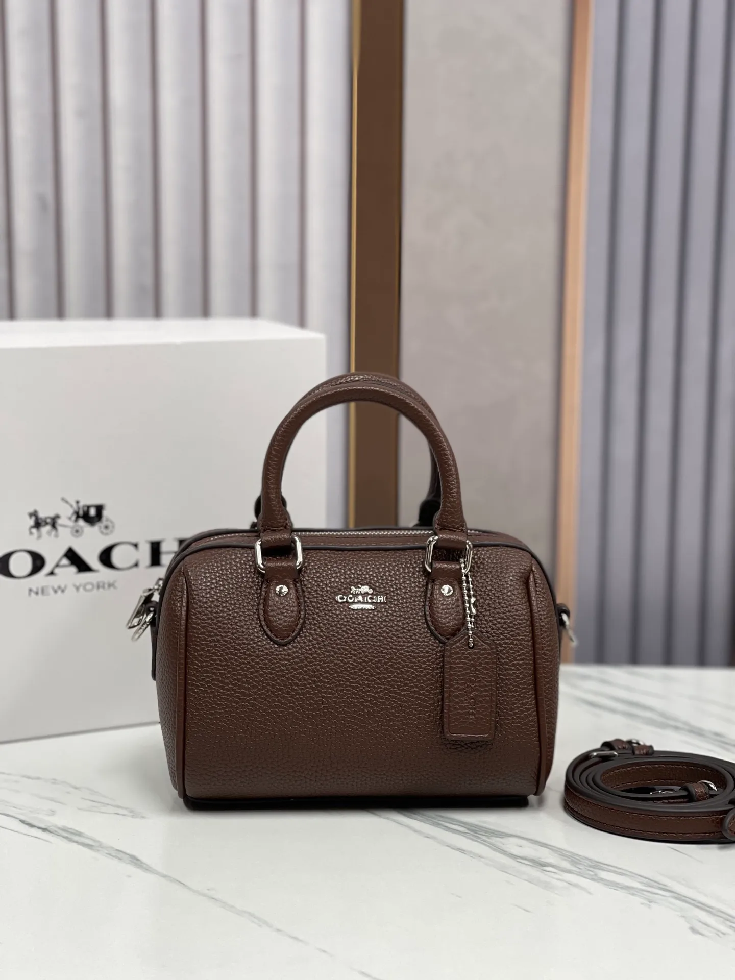 Top original order, batch 400💰COACH/Coach new new color model CW328 women's MINI ROWAN hand-held shoulder crossbody bag Boston small size. Dimensions 16.5×11×9. .