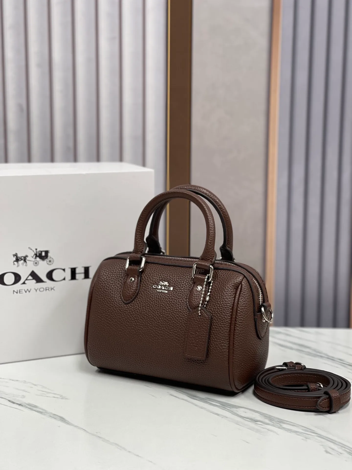 Top original order, batch 400💰COACH/Coach new new color model CW328 women's MINI ROWAN hand-held shoulder crossbody bag Boston small size. Dimensions 16.5×11×9. .