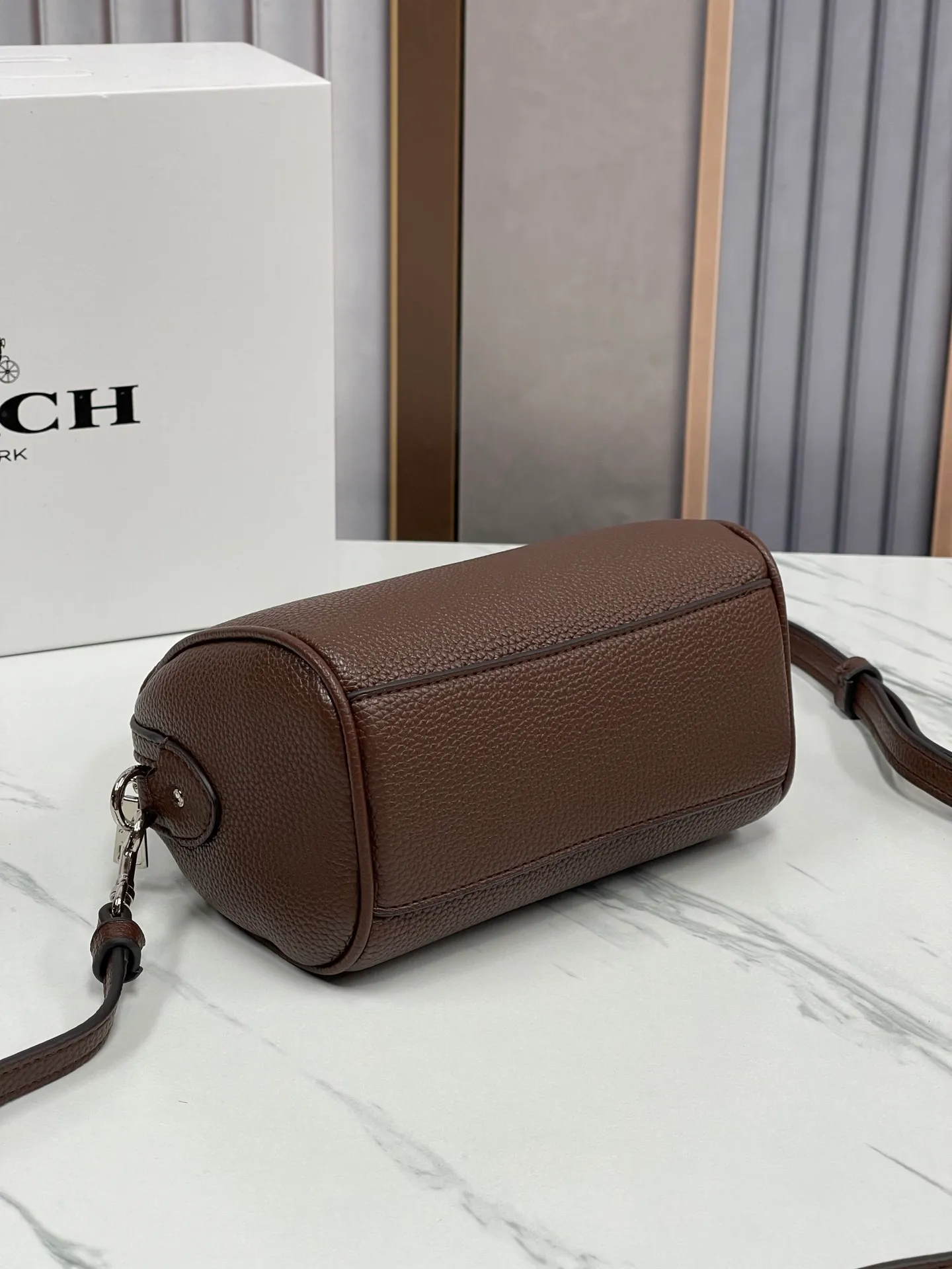 Top original order, batch 400💰COACH/Coach new new color model CW328 women's MINI ROWAN hand-held shoulder crossbody bag Boston small size. Dimensions 16.5×11×9. .