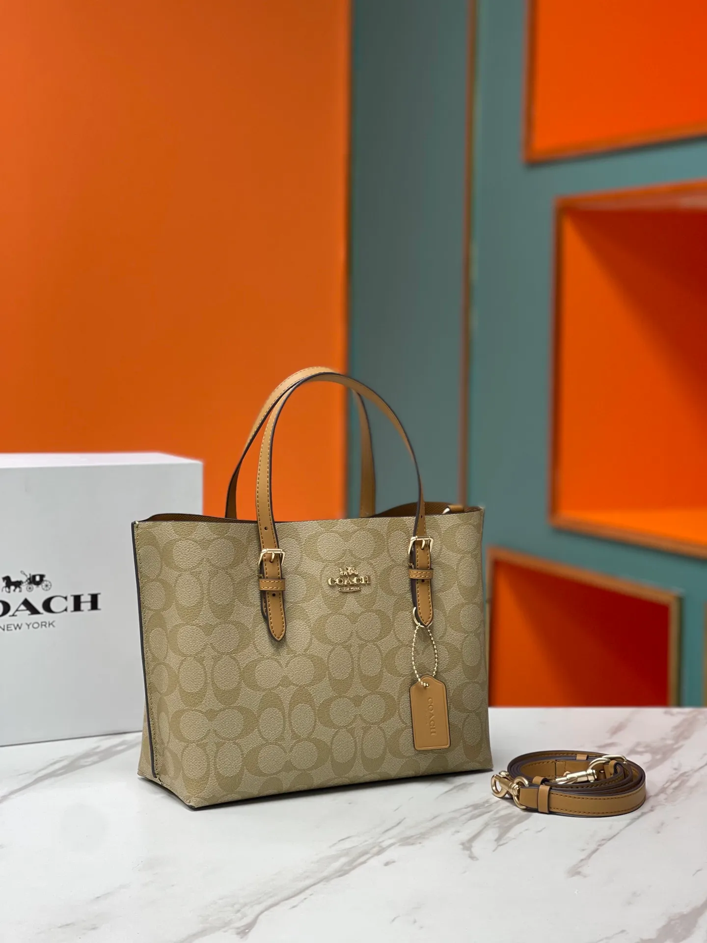 Batch 400💰coach/Coach new model number: C4084 new [Mollie Tote 25] small size tote. But there is no shortage of compartments. The material is classic and durable. There are many ways to match it. It can be carried by hand, on the shoulder, or cross-body. Another popular style. Little sisters, get it now! New colors are being unlocked ~ Size: 25*19*11,