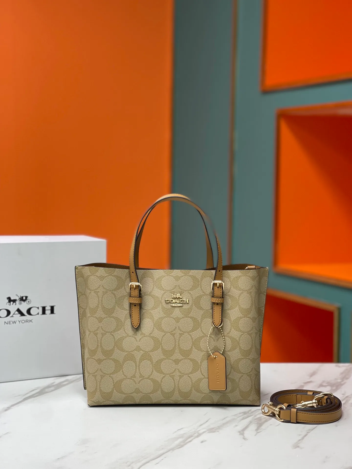 Batch 400💰coach/Coach new model number: C4084 new [Mollie Tote 25] small size tote. But there is no shortage of compartments. The material is classic and durable. There are many ways to match it. It can be carried by hand, on the shoulder, or cross-body. Another popular style. Little sisters, get it now! New colors are being unlocked ~ Size: 25*19*11,