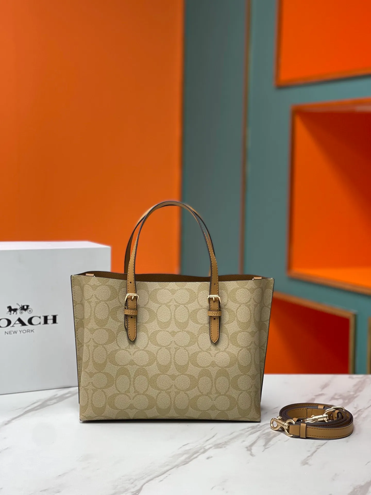 Batch 400💰coach/Coach new model number: C4084 new [Mollie Tote 25] small size tote. But there is no shortage of compartments. The material is classic and durable. There are many ways to match it. It can be carried by hand, on the shoulder, or cross-body. Another popular style. Little sisters, get it now! New colors are being unlocked ~ Size: 25*19*11,