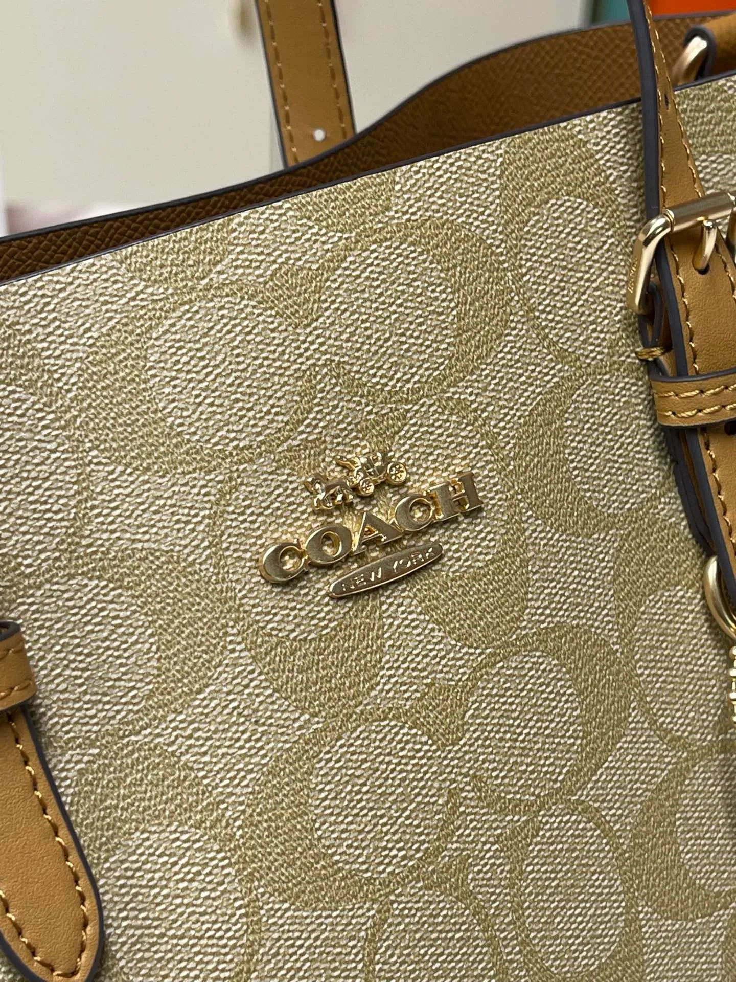 Batch 400💰coach/Coach new model number: C4084 new [Mollie Tote 25] small size tote. But there is no shortage of compartments. The material is classic and durable. There are many ways to match it. It can be carried by hand, on the shoulder, or cross-body. Another popular style. Little sisters, get it now! New colors are being unlocked ~ Size: 25*19*11,