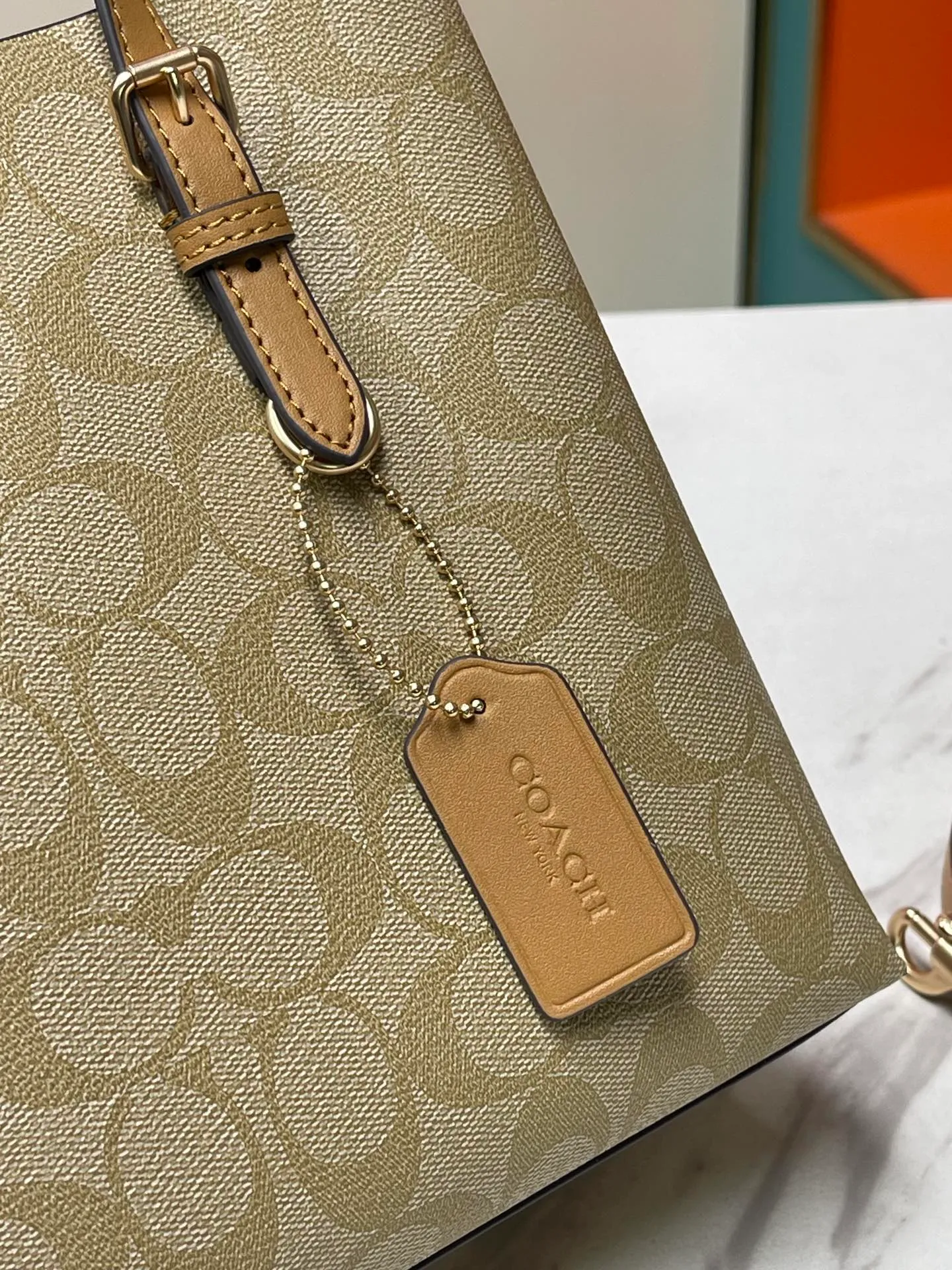 Batch 400💰coach/Coach new model number: C4084 new [Mollie Tote 25] small size tote. But there is no shortage of compartments. The material is classic and durable. There are many ways to match it. It can be carried by hand, on the shoulder, or cross-body. Another popular style. Little sisters, get it now! New colors are being unlocked ~ Size: 25*19*11,