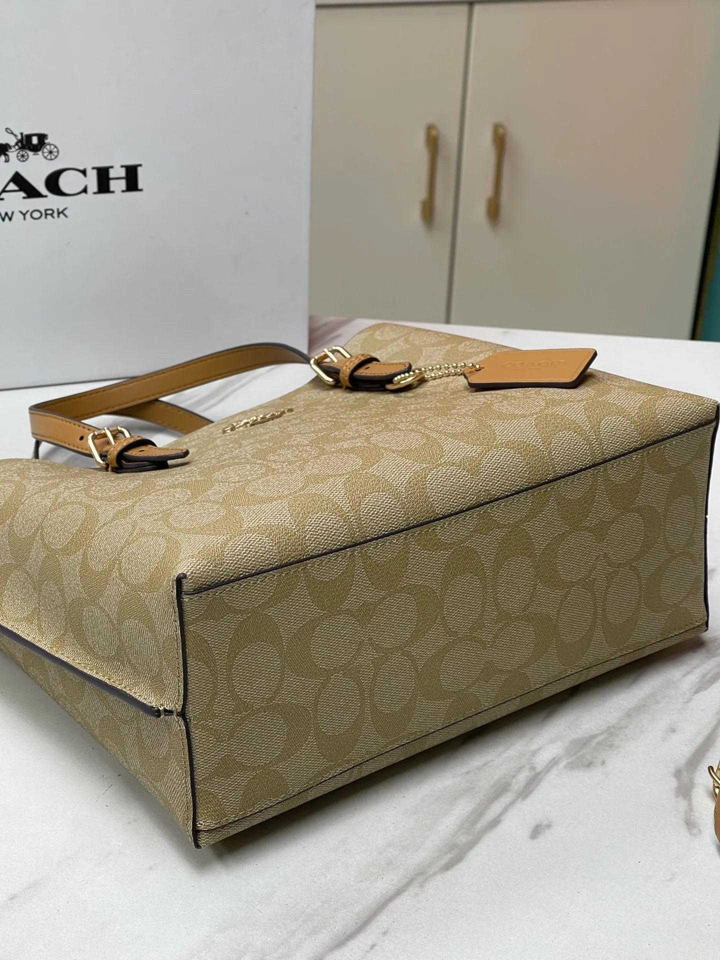 Batch 400💰coach/Coach new model number: C4084 new [Mollie Tote 25] small size tote. But there is no shortage of compartments. The material is classic and durable. There are many ways to match it. It can be carried by hand, on the shoulder, or cross-body. Another popular style. Little sisters, get it now! New colors are being unlocked ~ Size: 25*19*11,