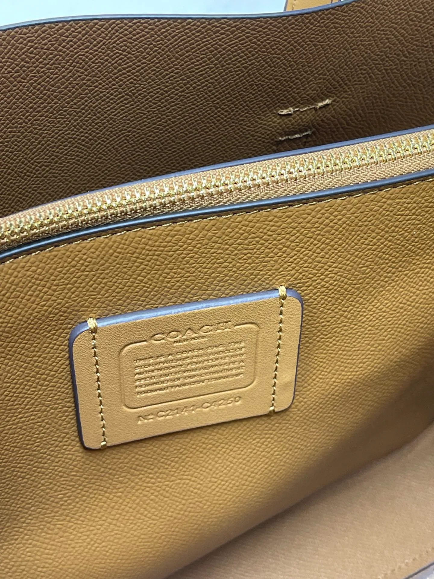 Batch 400💰coach/Coach new model number: C4084 new [Mollie Tote 25] small size tote. But there is no shortage of compartments. The material is classic and durable. There are many ways to match it. It can be carried by hand, on the shoulder, or cross-body. Another popular style. Little sisters, get it now! New colors are being unlocked ~ Size: 25*19*11,